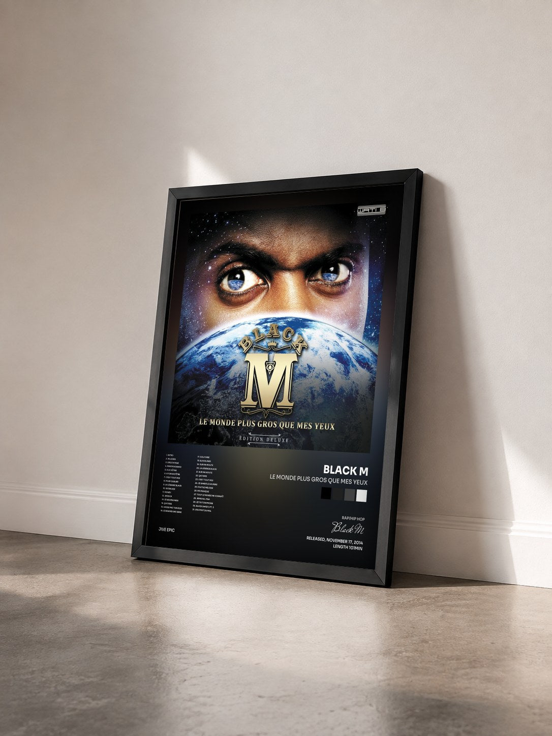 #noir Tableau de l'album Le monde plus gros que mes yeux de Black M vu de trois quarts, cadre noir