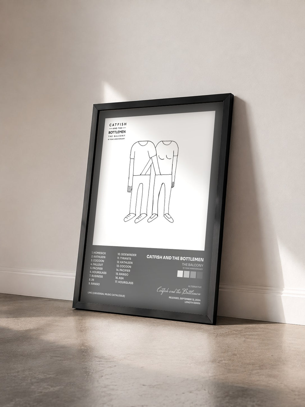 #noir Tableau de l'album The Balcony (10 Year Anniversary) de Catfish and the Bottlemen vu de trois quarts, cadre noir