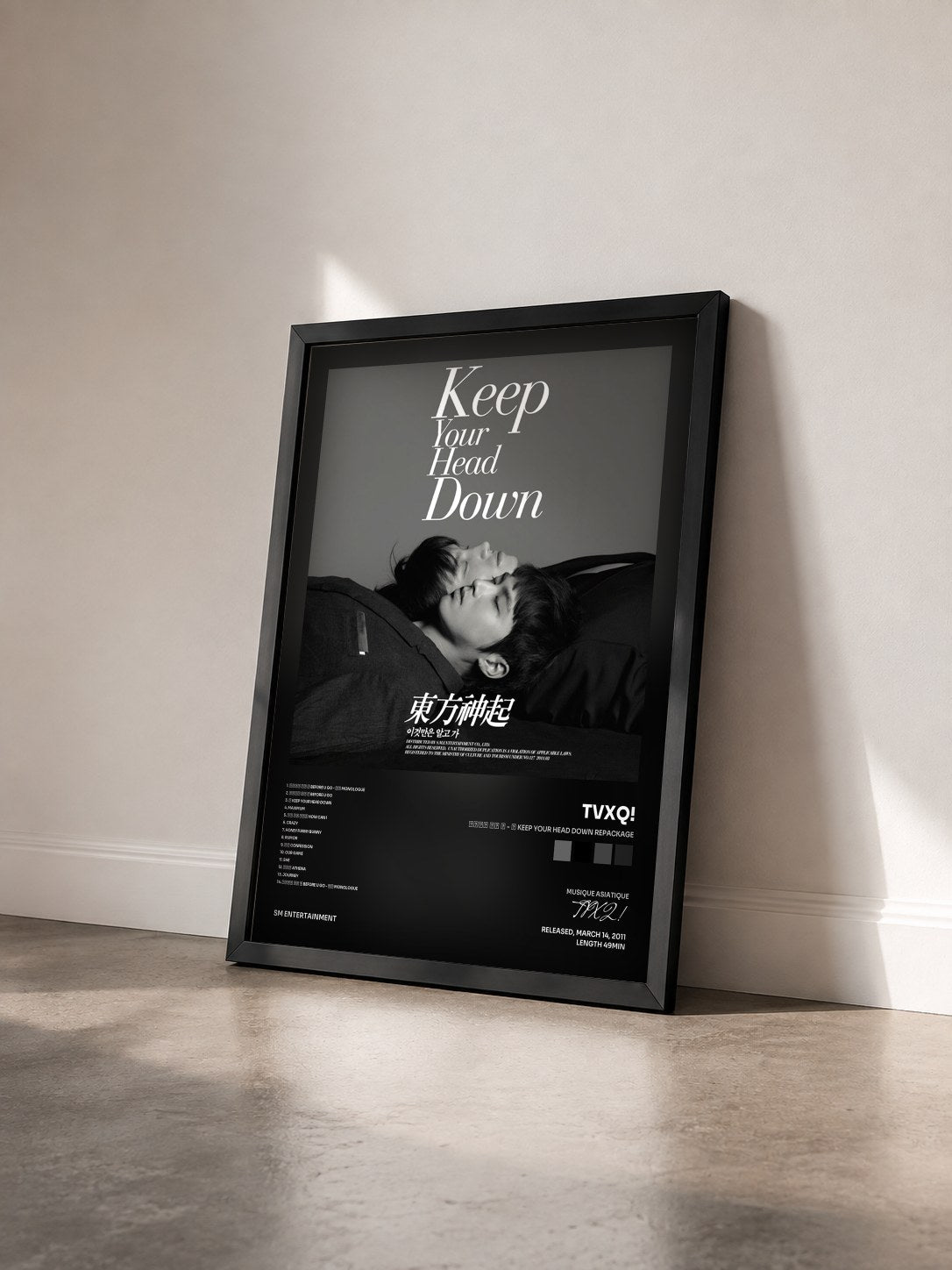 #noir Tableau de l'album 이것만은 알고 가 - 왜 Keep Your Head Down Repackage de TVXQ! vu de trois quarts, cadre noir