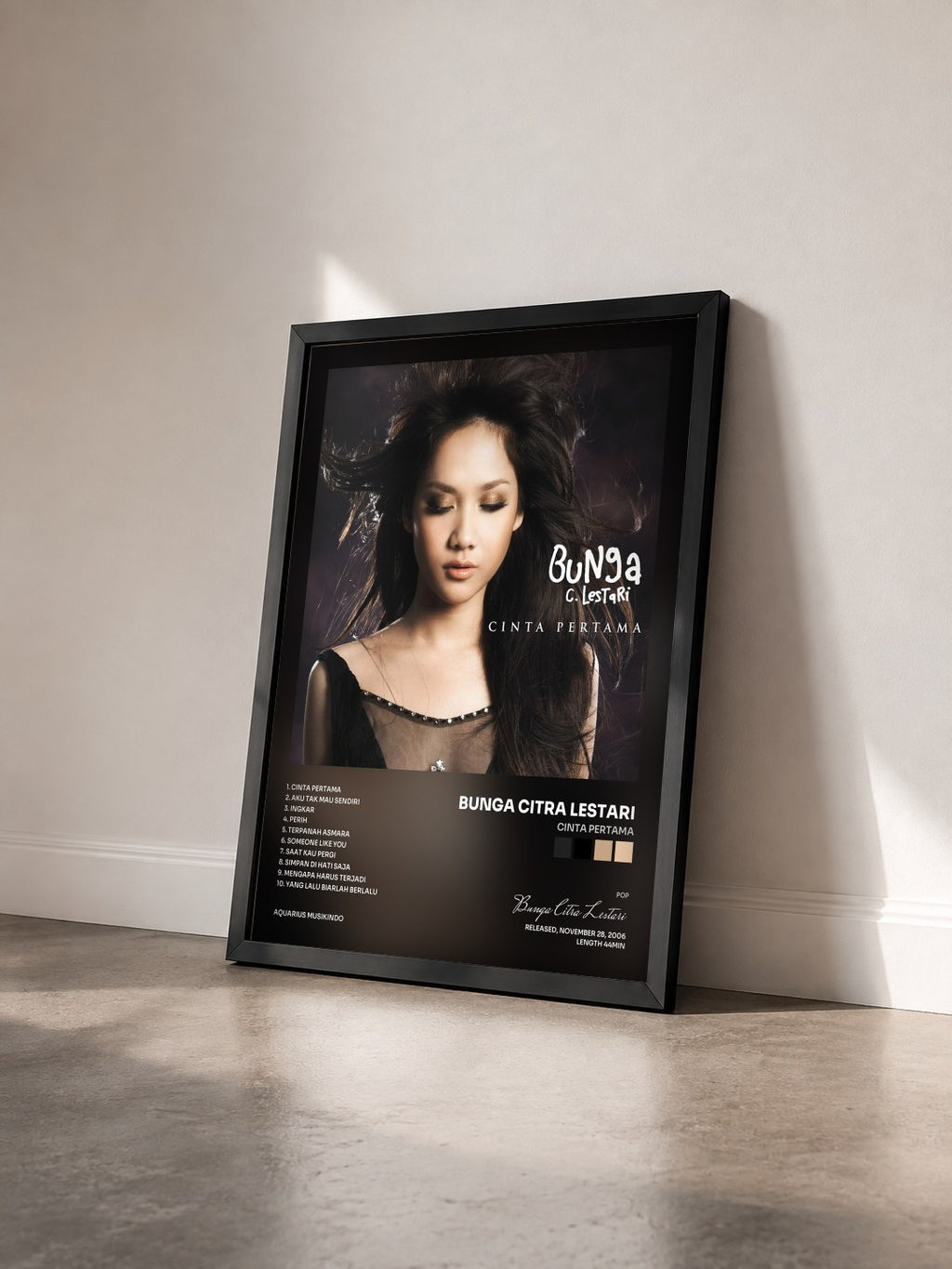 #noir Tableau de l'album Cinta Pertama de Bunga Citra Lestari vu de trois quarts, cadre noir