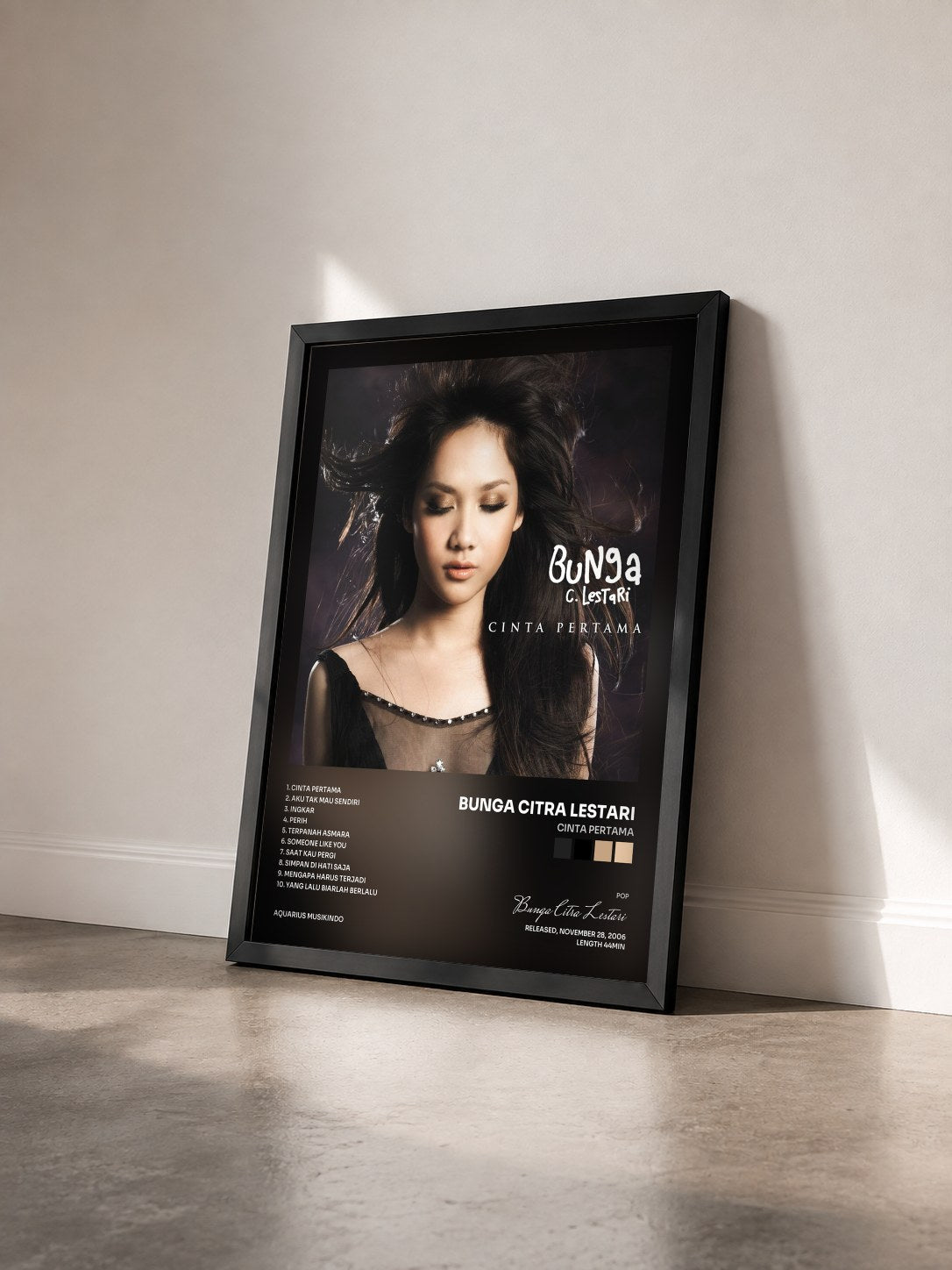 #noir Tableau de l'album Cinta Pertama de Bunga Citra Lestari vu de trois quarts, cadre noir