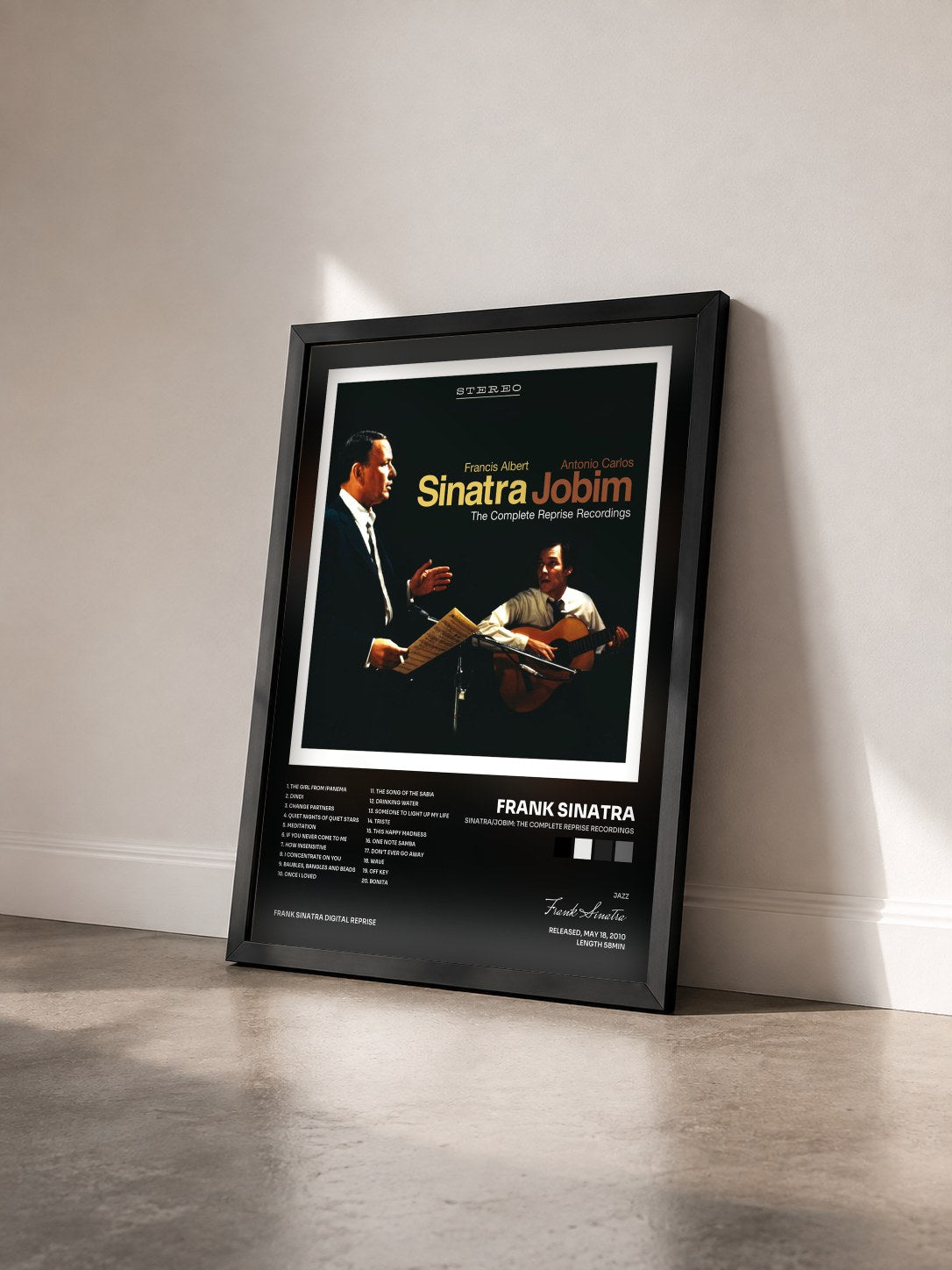 #noir Tableau de l'album Sinatra/Jobim: The Complete Reprise Recordings de Frank Sinatra vu de trois quarts, cadre noir