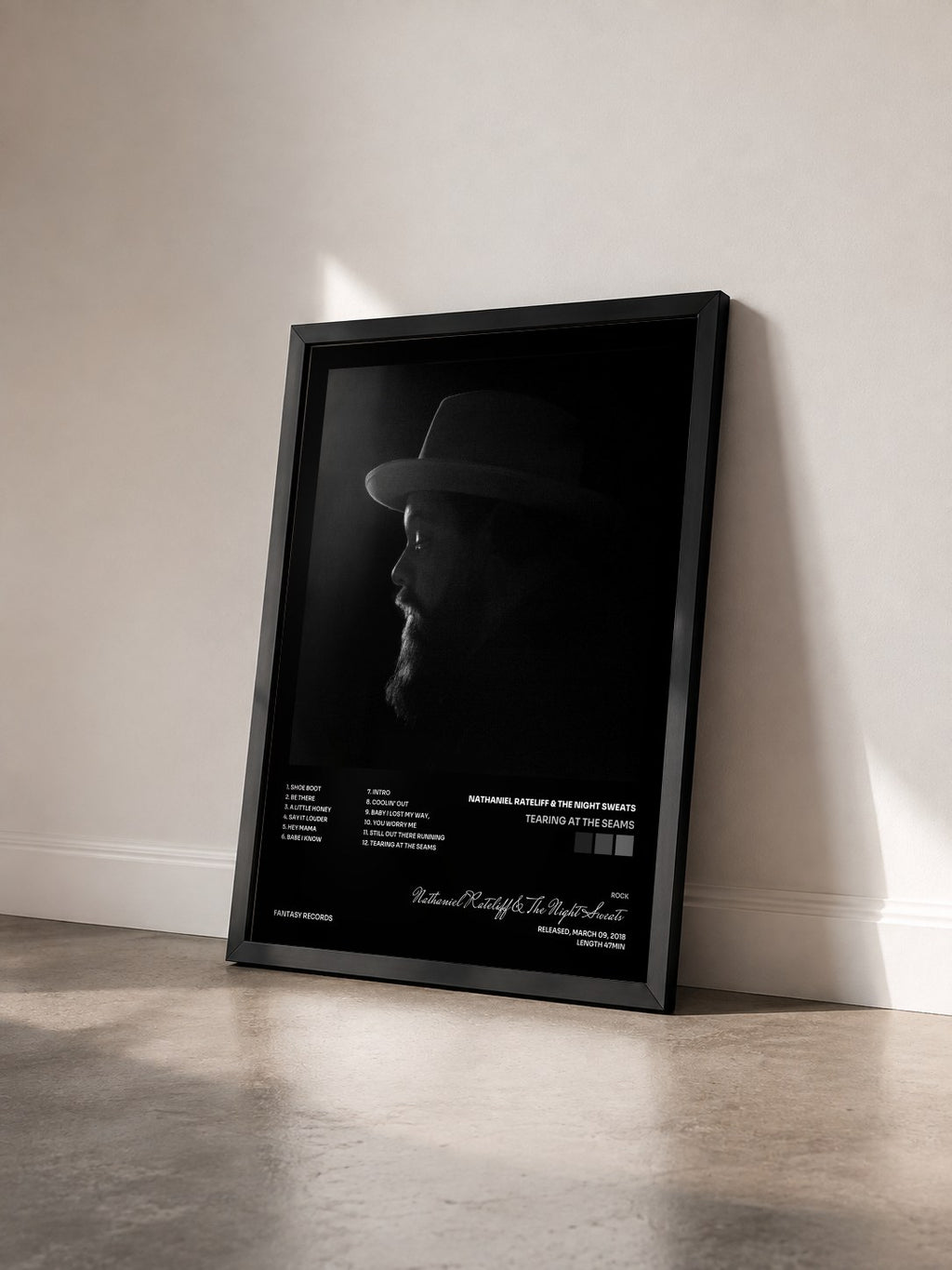 #noir Tableau de l'album Tearing at the Seams de Nathaniel Rateliff & The Night Sweats vu de trois quarts, cadre noir