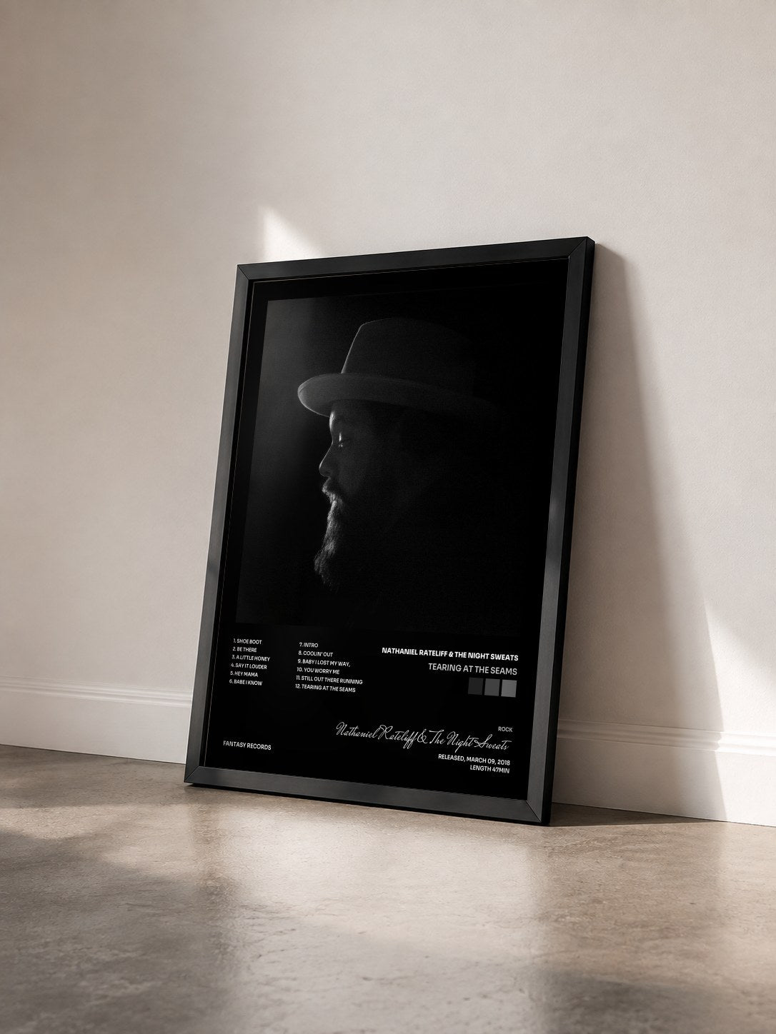 #noir Tableau de l'album Tearing at the Seams de Nathaniel Rateliff & The Night Sweats vu de trois quarts, cadre noir