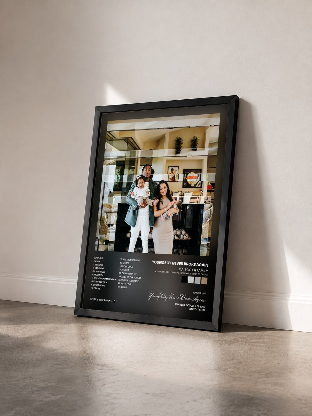 #noir Ma’ I Got A Family (A Gangsta Grillz Special Edition Hosted by DJ Drama) von YoungBoy Never Broke Again als gerahmter Kunstdruck von schräg gesehen, schwarzer Rahmen