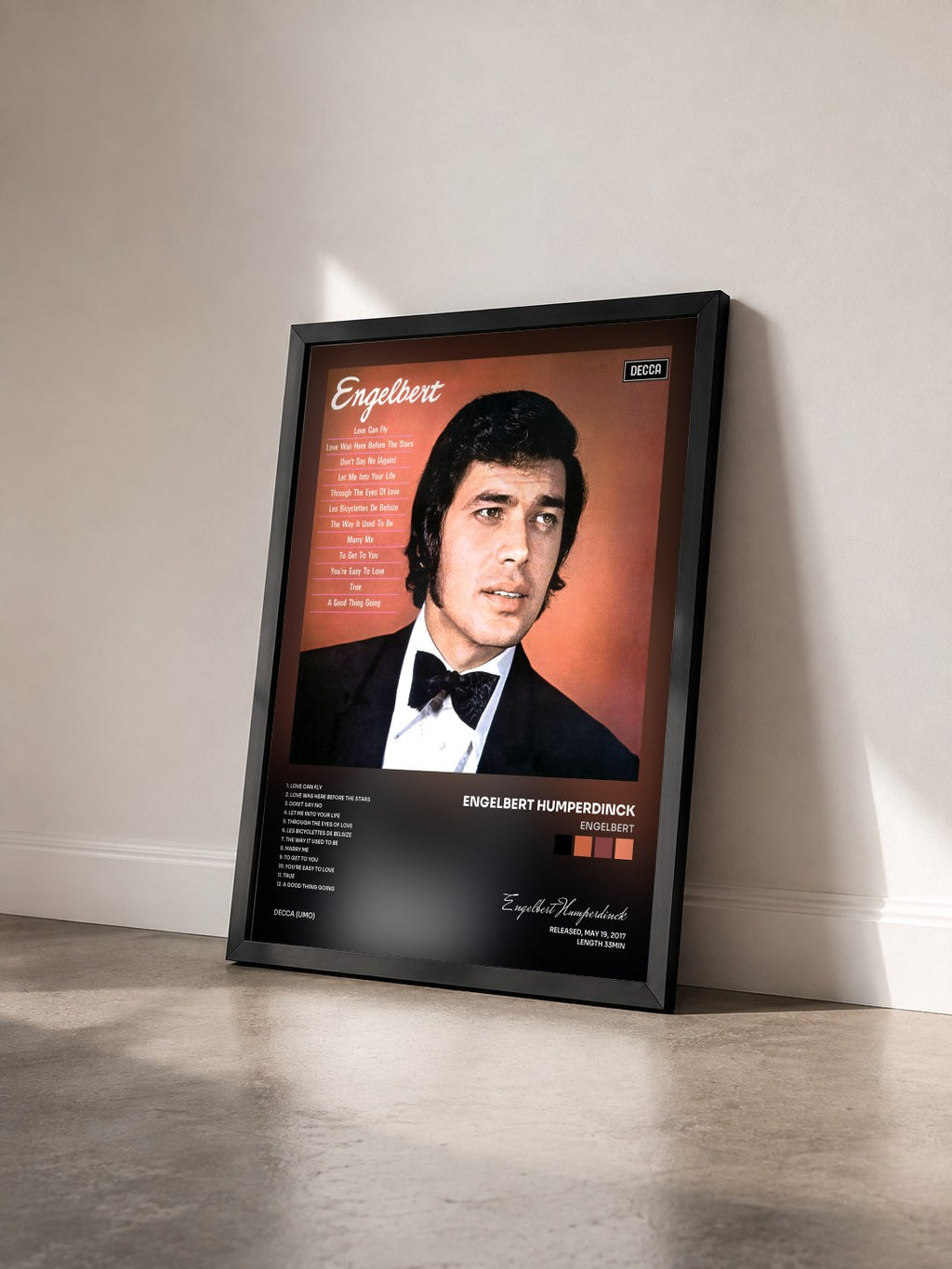 #noir Tableau de l'album Engelbert de Engelbert Humperdinck vu de trois quarts, cadre noir