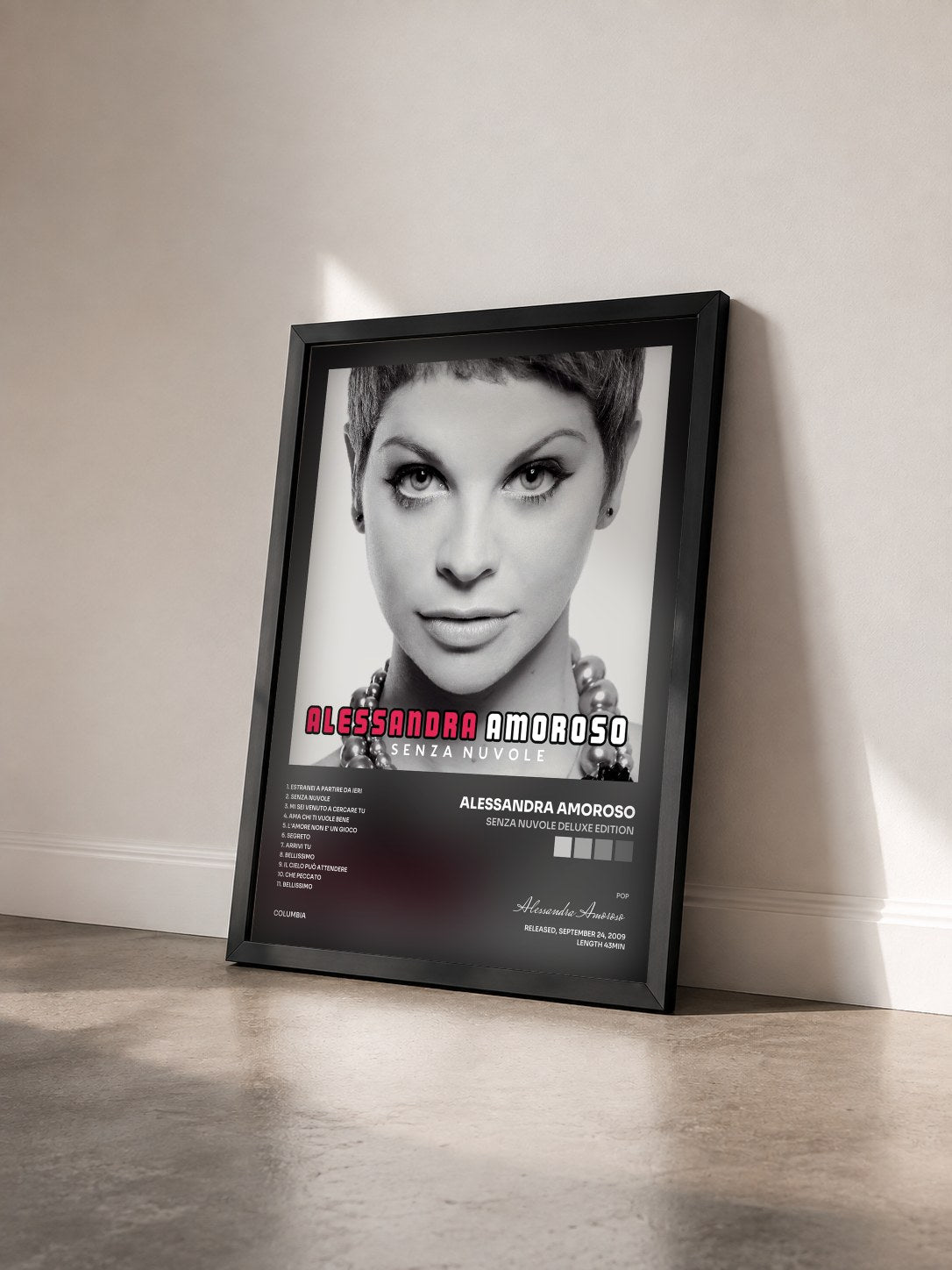 #noir Tableau de l'album Senza Nuvole Deluxe Edition de Alessandra Amoroso vu de trois quarts, cadre noir