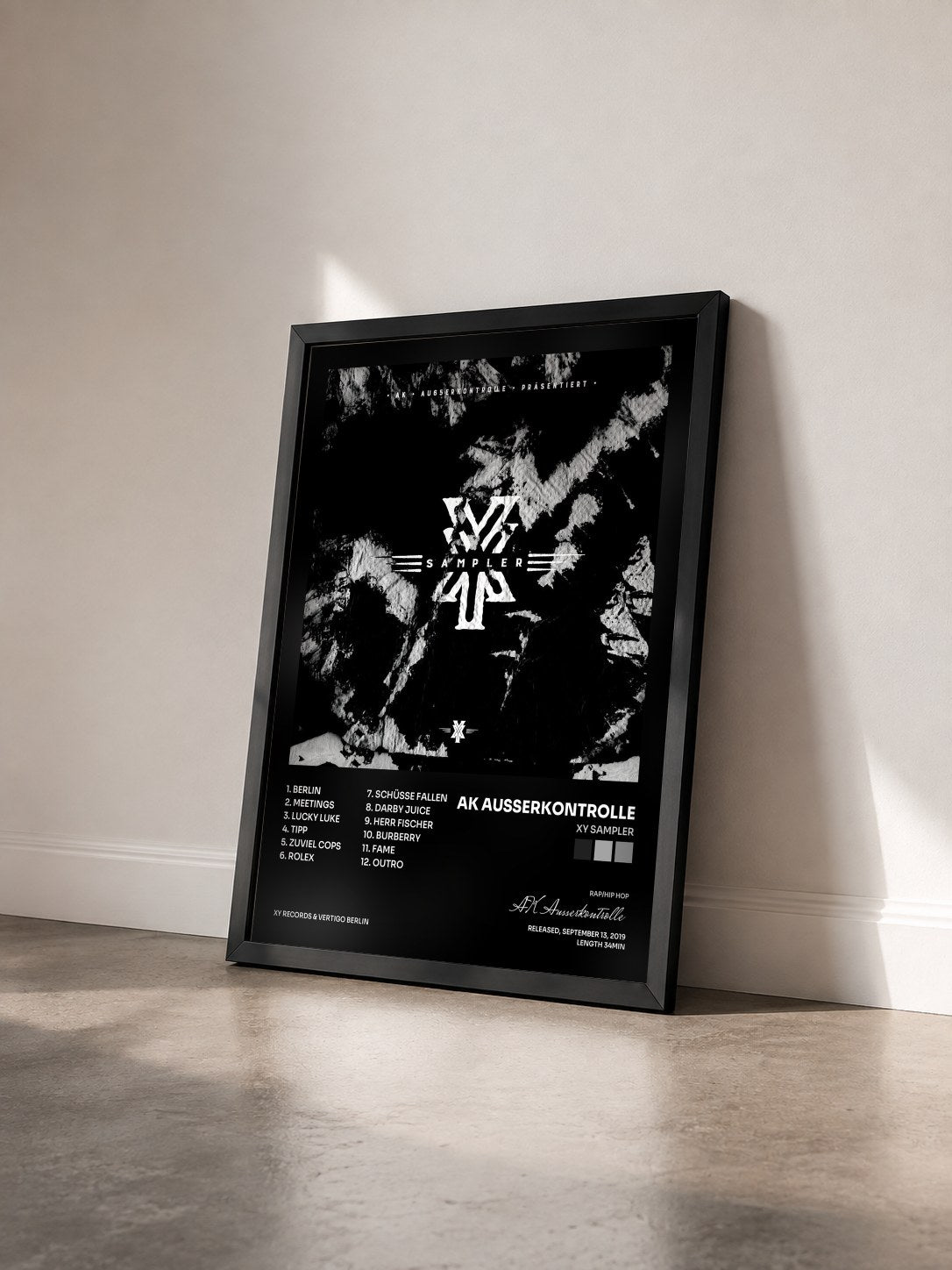 #noir Tableau de l'album XY Sampler de AK Ausserkontrolle vu de trois quarts, cadre noir
