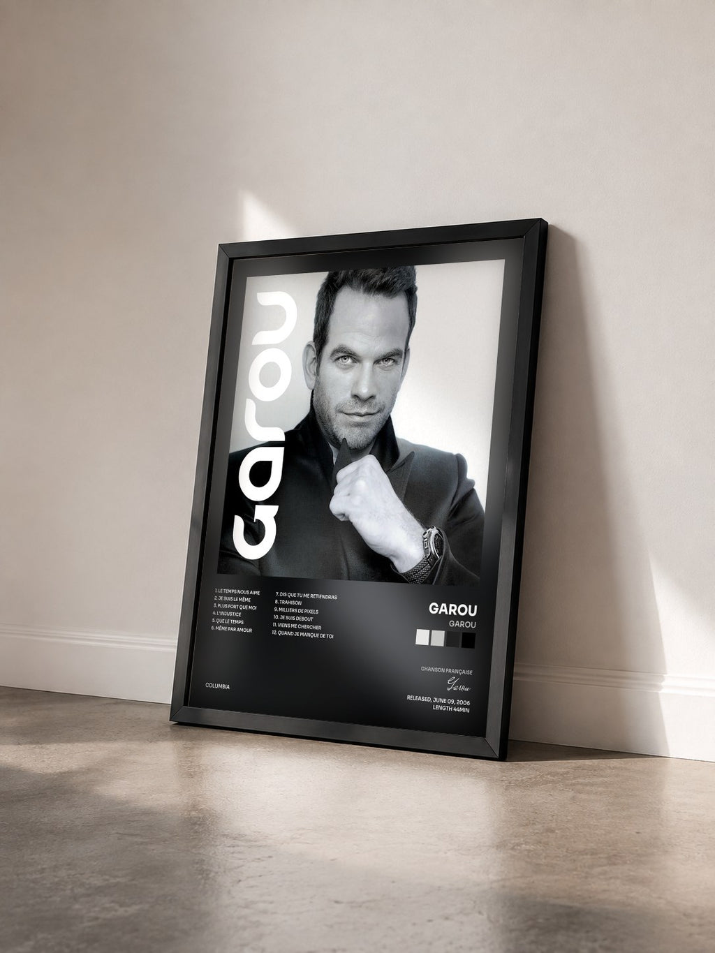 #noir Garou de Garou en lámina enmarcada vista de tres cuartos, marco negro