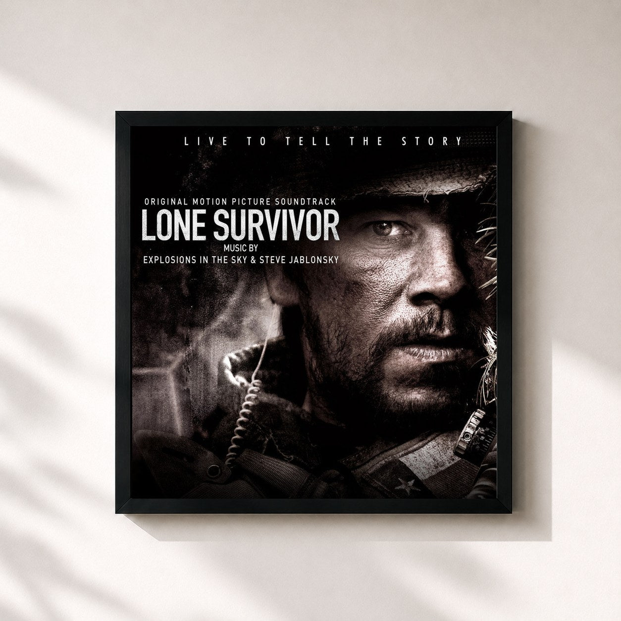 #noir Tableau carré de l'album Lone Survivor (Original Motion Picture Soundtrack) de Explosions in the Sky, cadre noir 32x32 cm