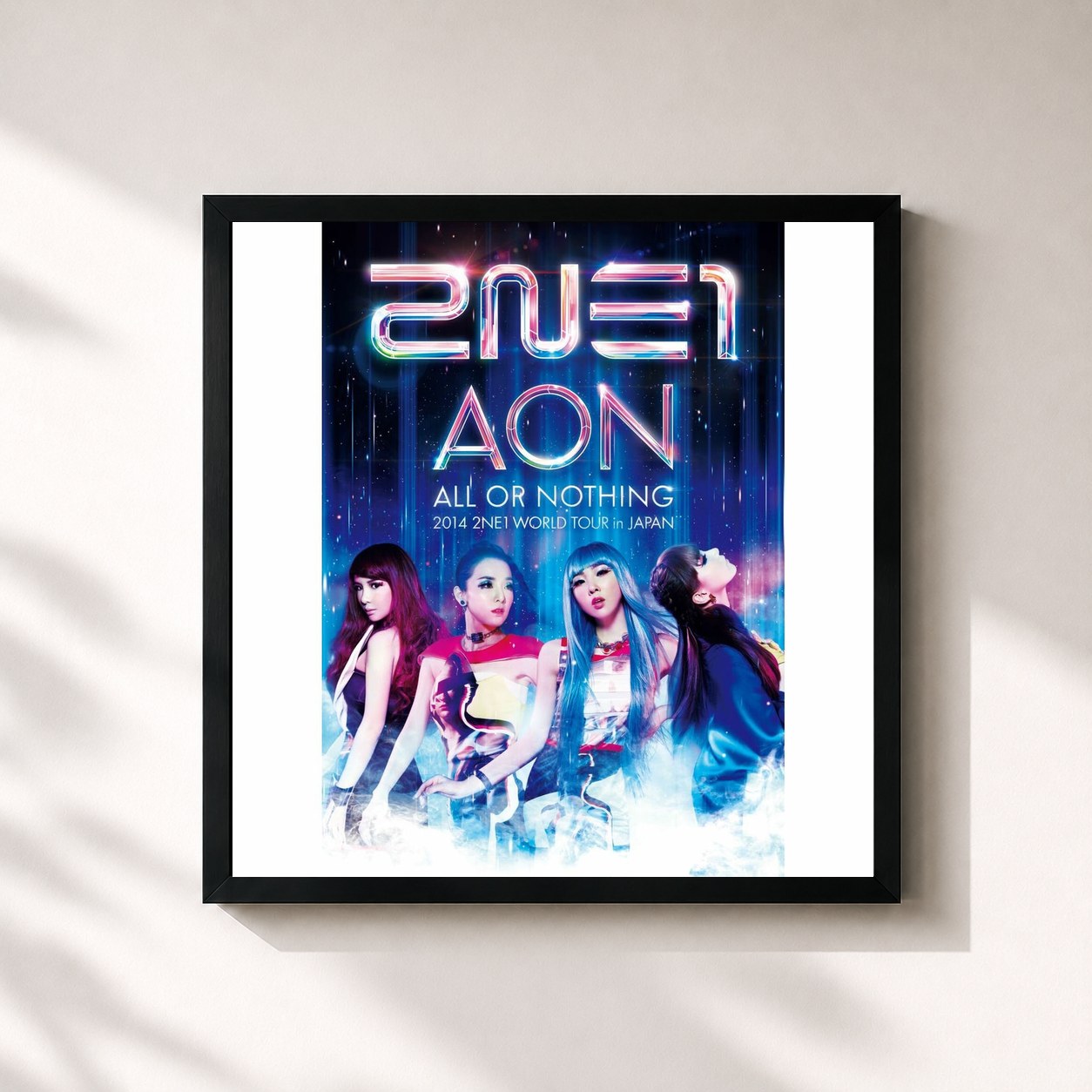#noir Tableau carré de l'album 2014 2NE1 WORLD TOUR ～ALL OR NOTHING～ in JAPAN de 2NE1, cadre noir 32x32 cm