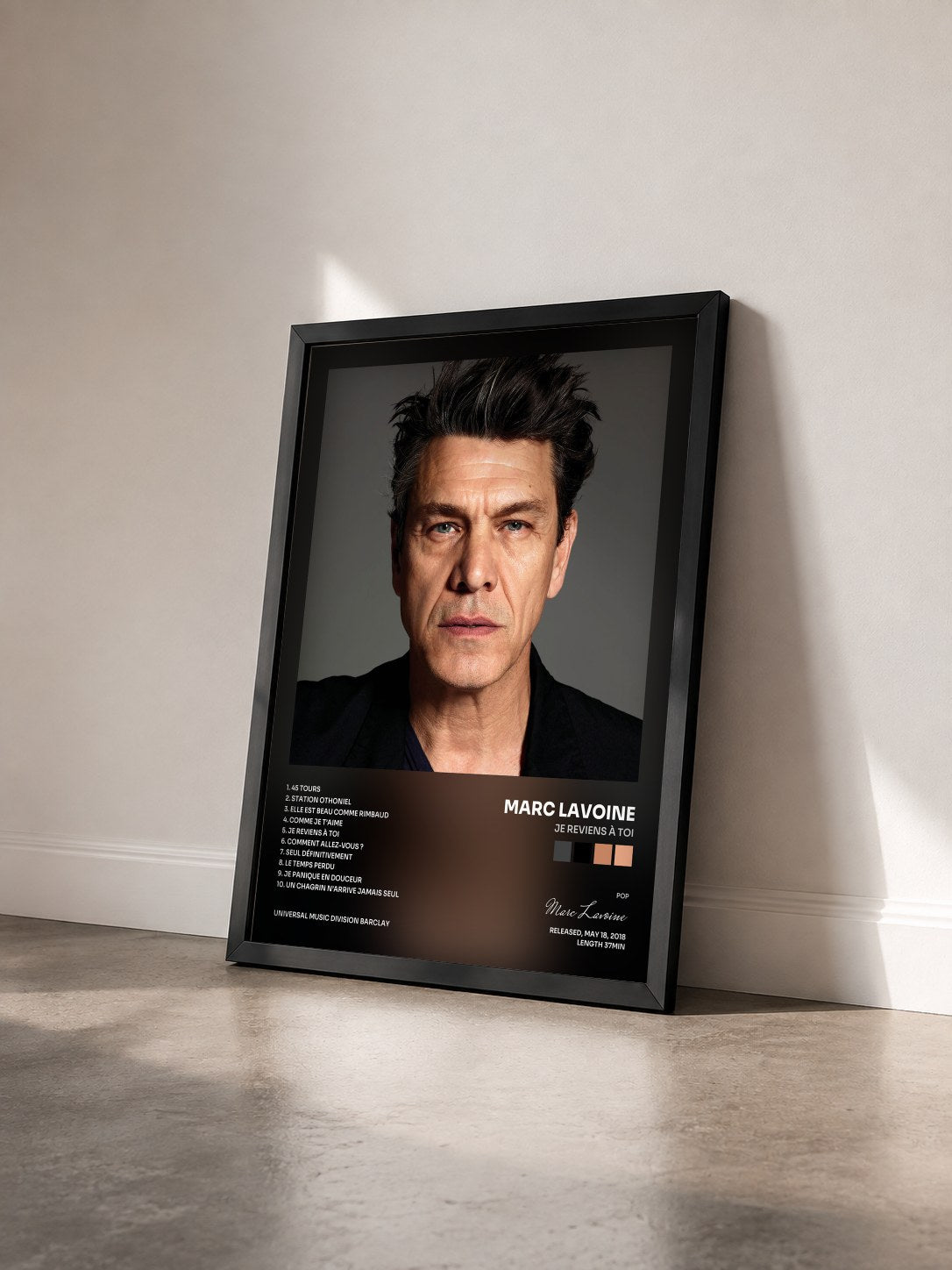 #noir Tableau de l'album Je reviens à toi de Marc Lavoine vu de trois quarts, cadre noir