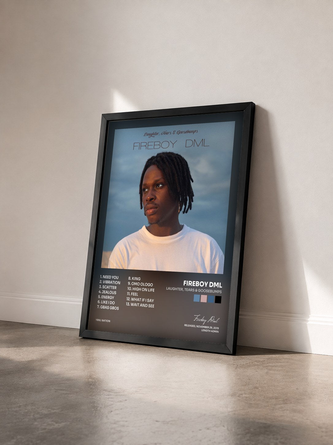 #noir Tableau de l'album Laughter, Tears & Goosebumps de Fireboy Dml vu de trois quarts, cadre noir