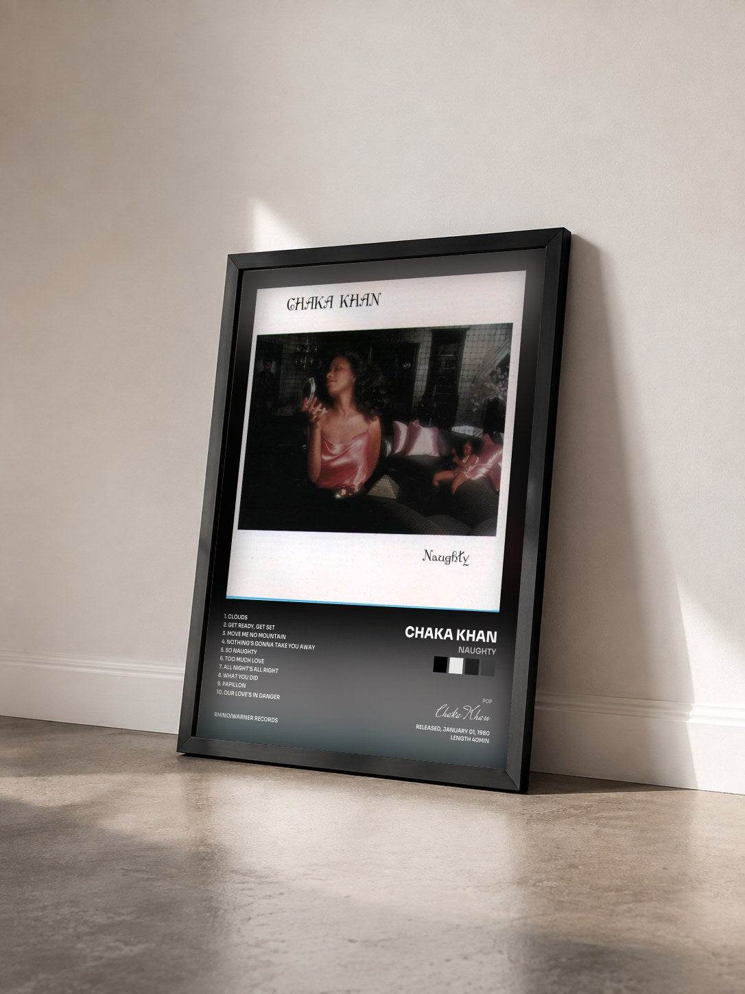 #noir Tableau de l'album Naughty de Chaka Khan vu de trois quarts, cadre noir