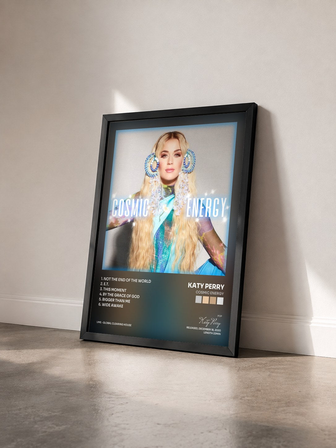 #noir Tableau de l'album Cosmic Energy de Katy Perry vu de trois quarts, cadre noir