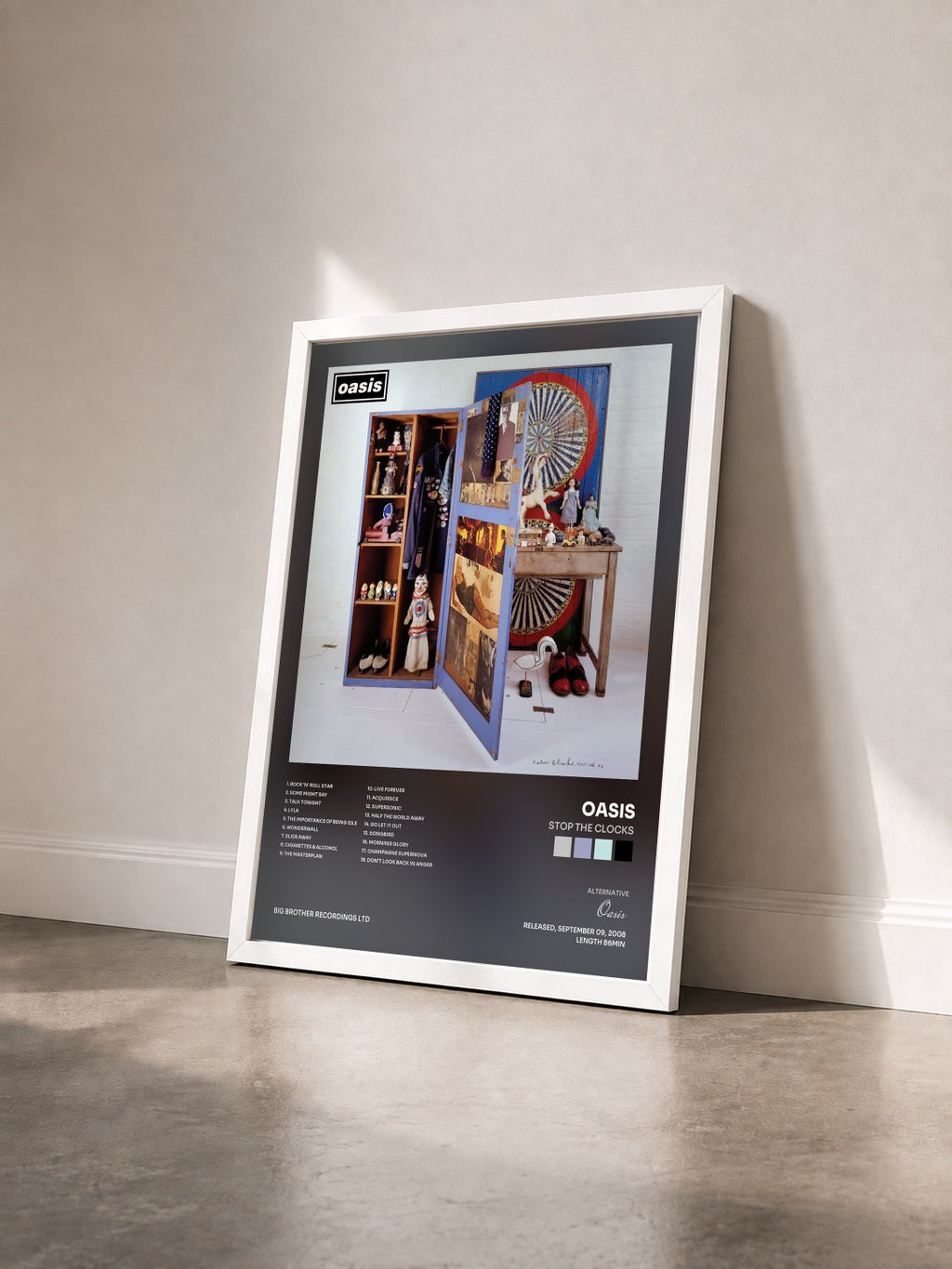 #blanc Stop The Clocks von Oasis als gerahmter Kunstdruck von schräg gesehen, weißer Rahmen