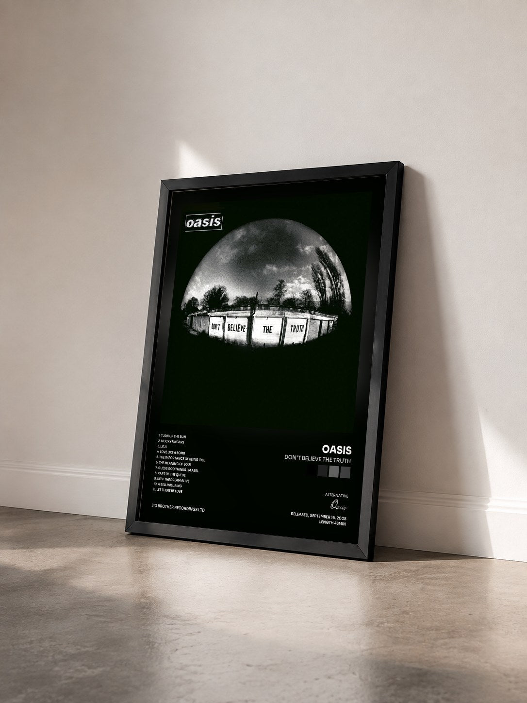 #noir Tableau de l'album Don't Believe The Truth de Oasis vu de trois quarts, cadre noir
