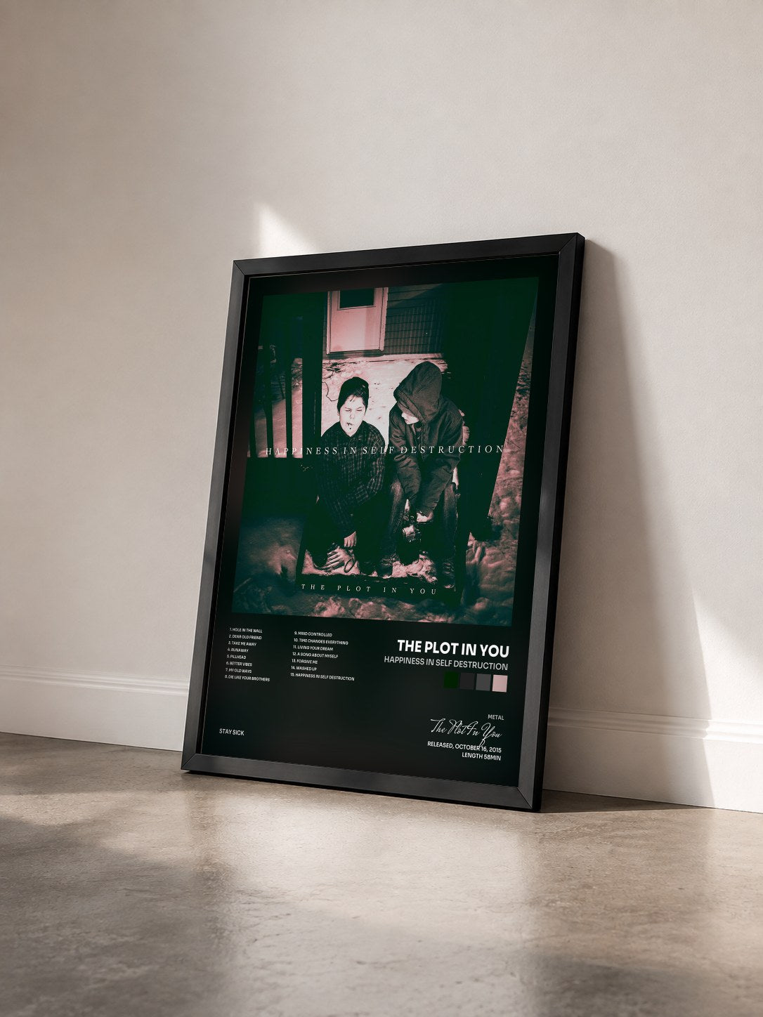 #noir Tableau de l'album Happiness in Self Destruction de The Plot In You vu de trois quarts, cadre noir
