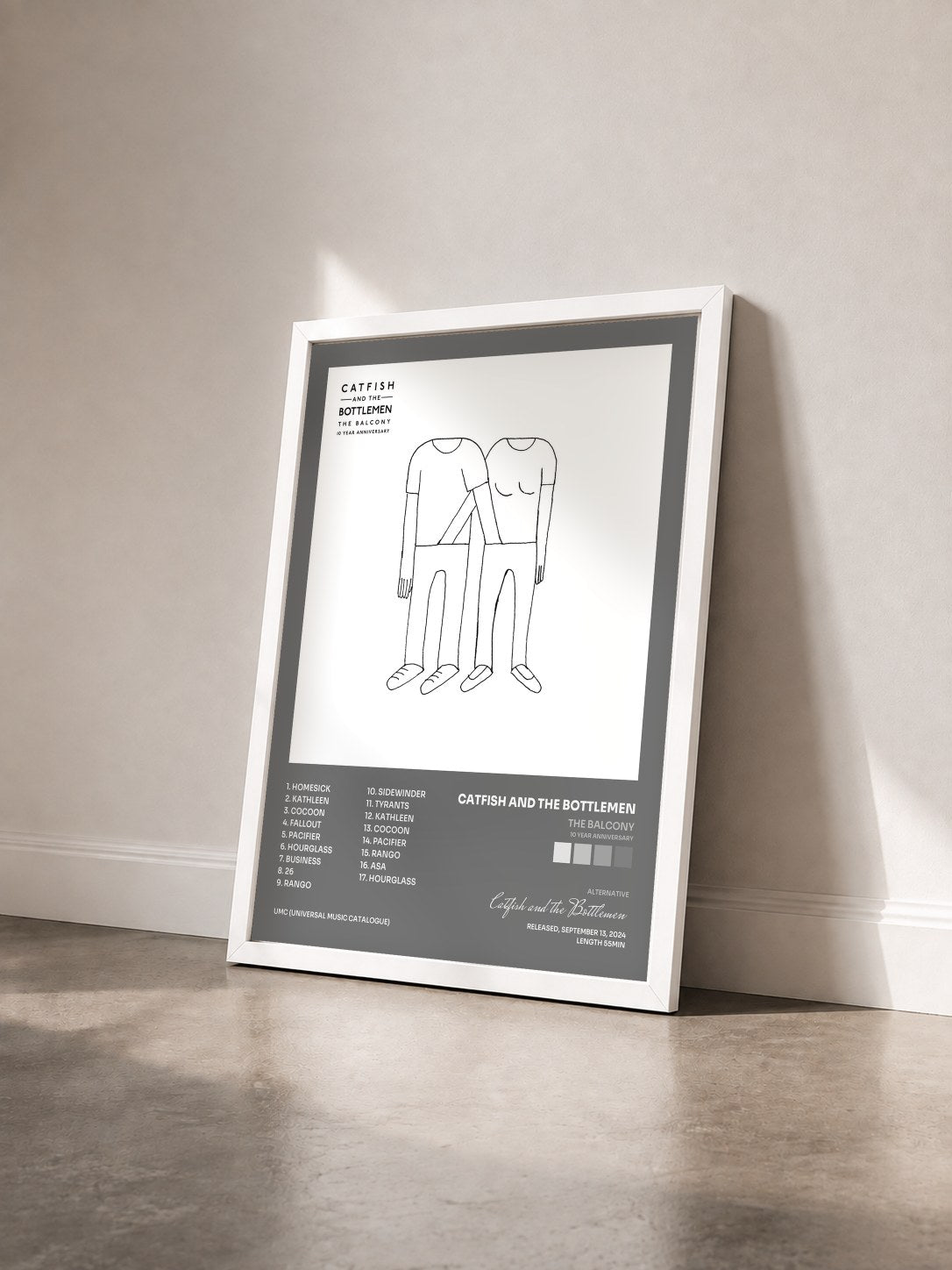 #blanc Tableau de l'album The Balcony (10 Year Anniversary) de Catfish and the Bottlemen vu de trois quarts, cadre blanc