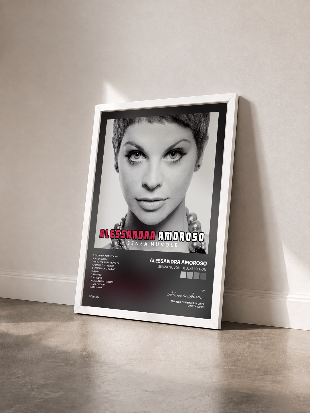 #blanc Tableau de l'album Senza Nuvole Deluxe Edition de Alessandra Amoroso vu de trois quarts, cadre blanc