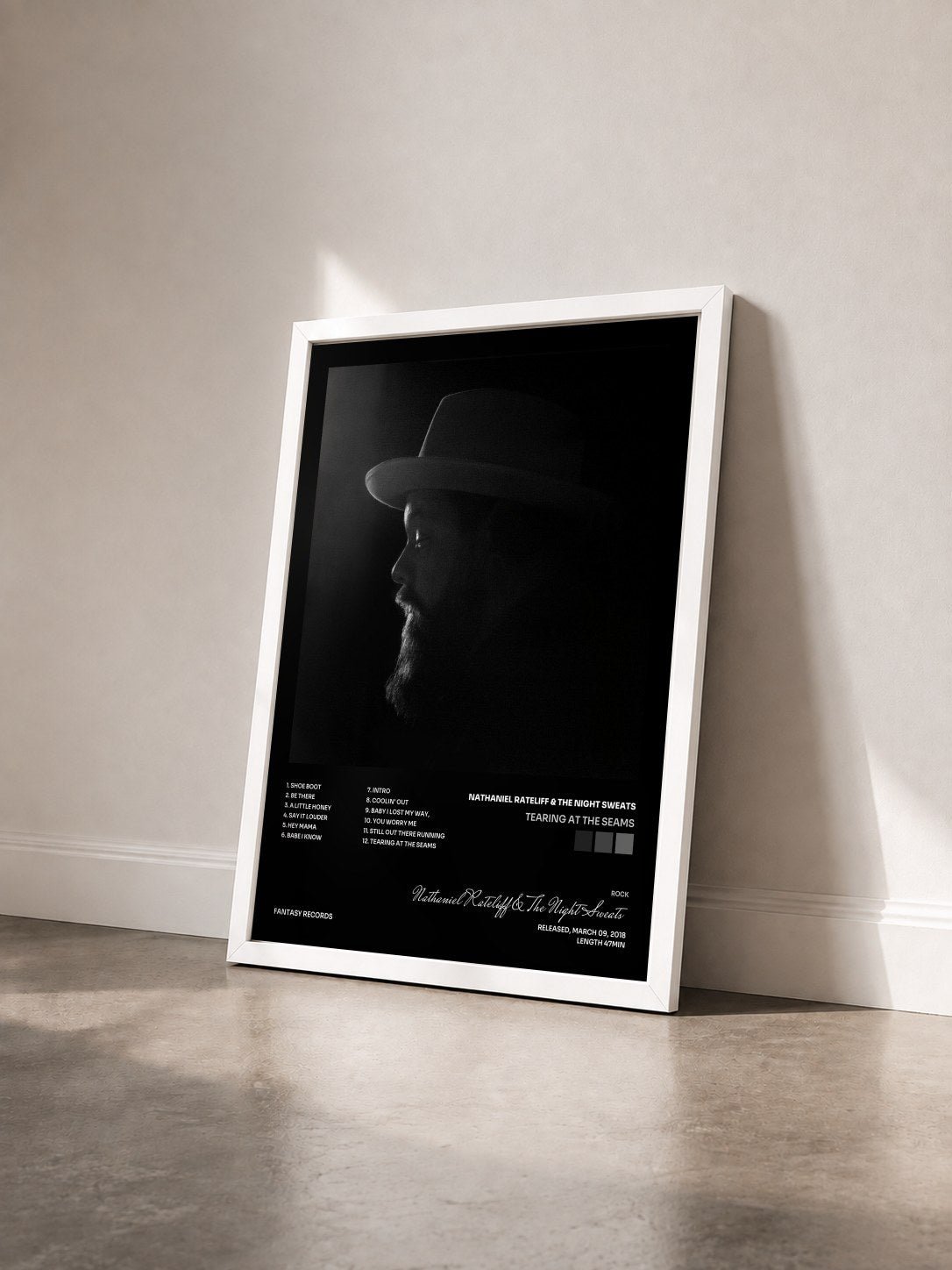 #blanc Tableau de l'album Tearing at the Seams de Nathaniel Rateliff & The Night Sweats vu de trois quarts, cadre blanc