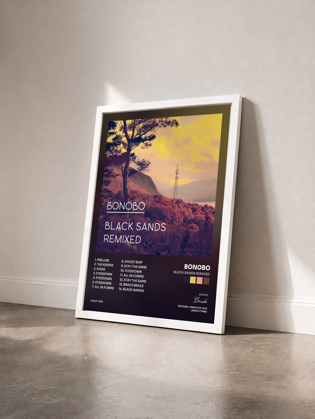 #blanc Black Sands Remixed von Bonobo als gerahmter Kunstdruck von schräg gesehen, weißer Rahmen