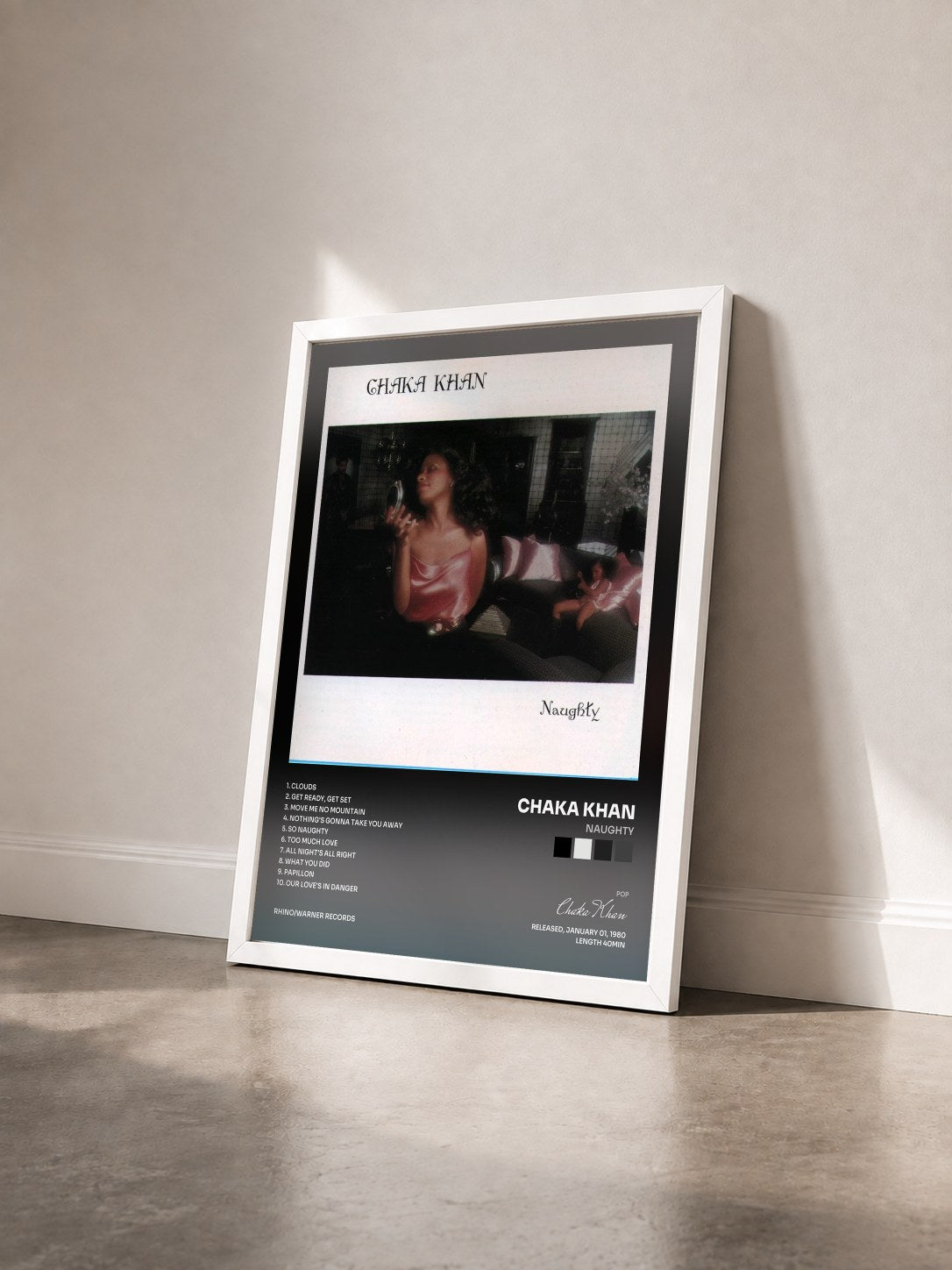#blanc Tableau de l'album Naughty de Chaka Khan vu de trois quarts, cadre blanc