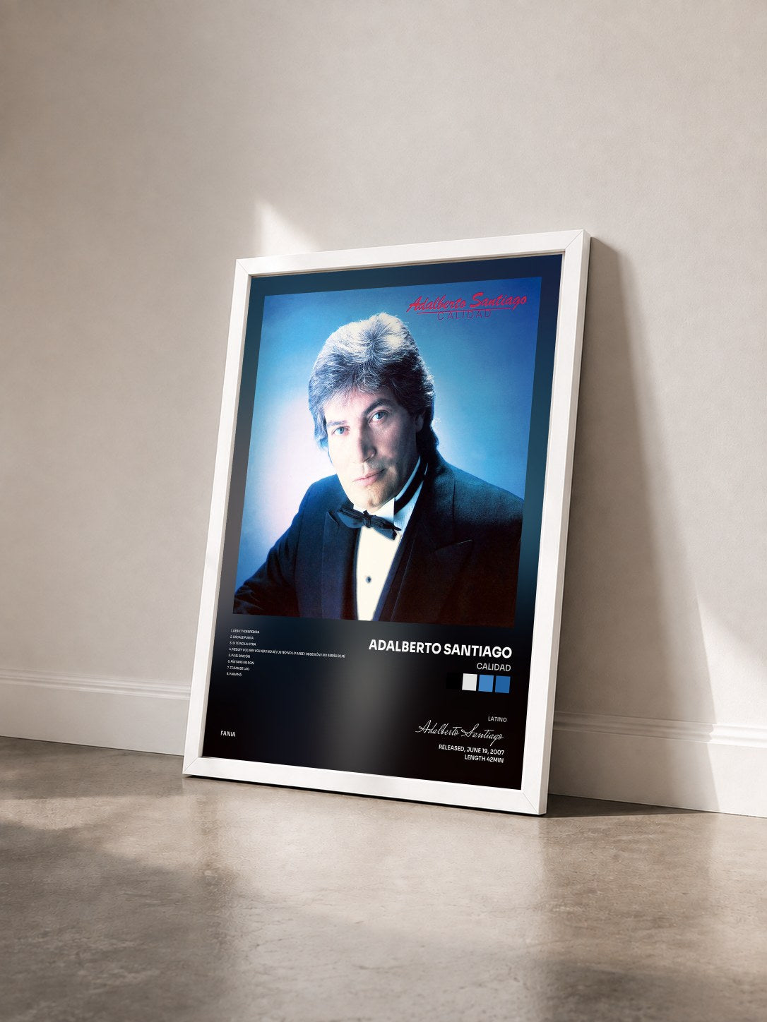 #blanc Tableau de l'album Calidad de Adalberto Santiago vu de trois quarts, cadre blanc