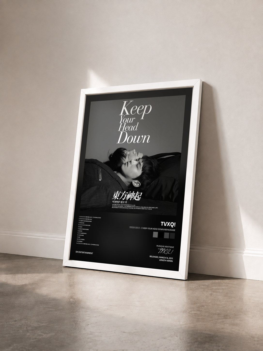#blanc Tableau de l'album 이것만은 알고 가 - 왜 Keep Your Head Down Repackage de TVXQ! vu de trois quarts, cadre blanc