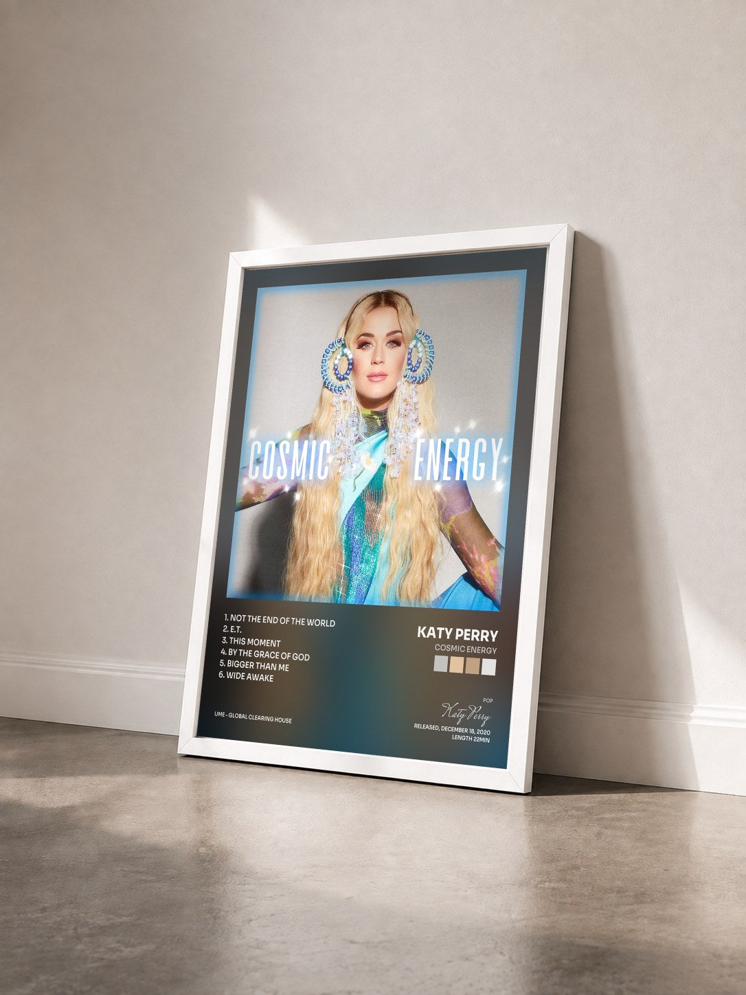#blanc Tableau de l'album Cosmic Energy de Katy Perry vu de trois quarts, cadre blanc