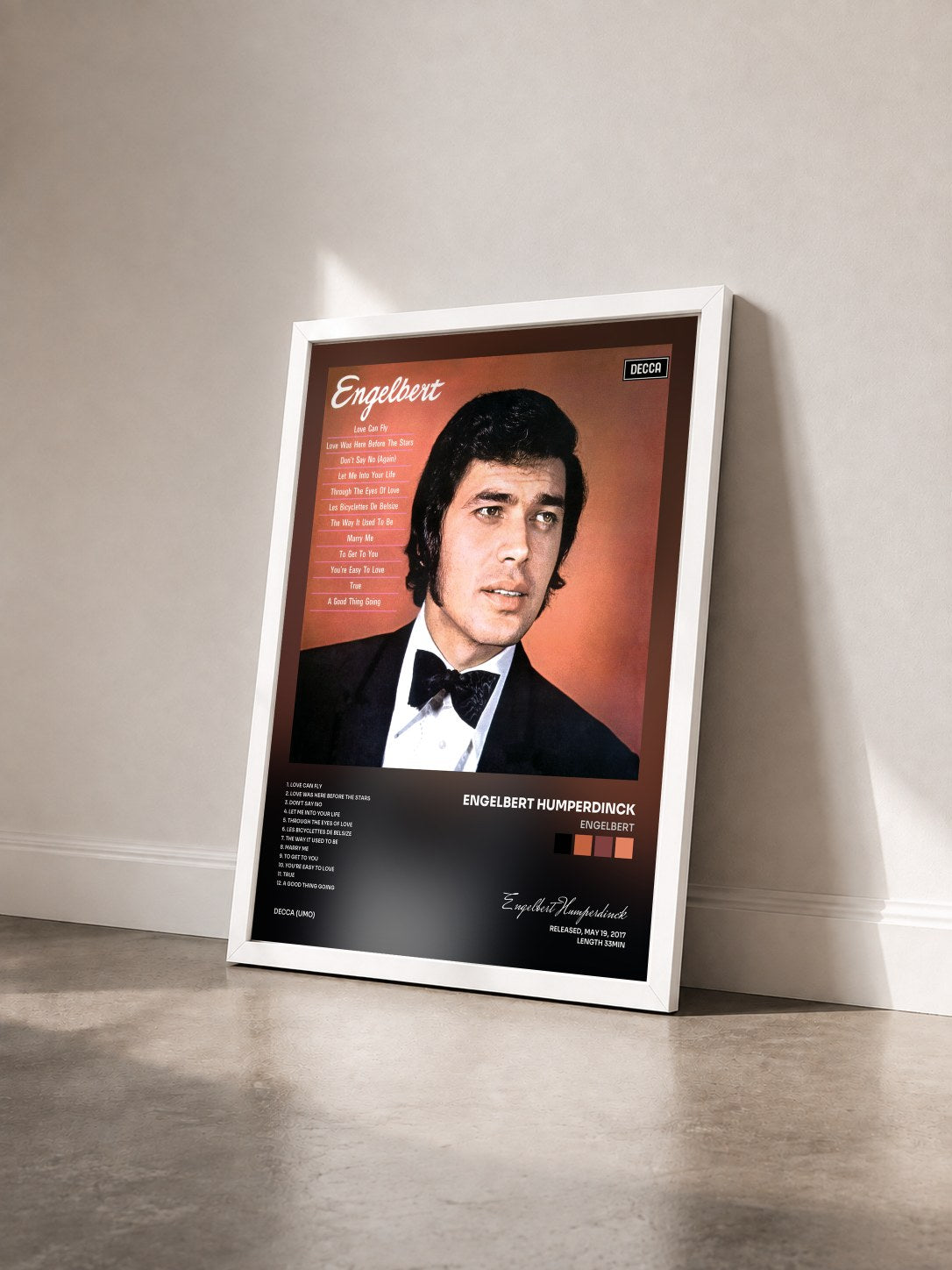 #blanc Tableau de l'album Engelbert de Engelbert Humperdinck vu de trois quarts, cadre blanc