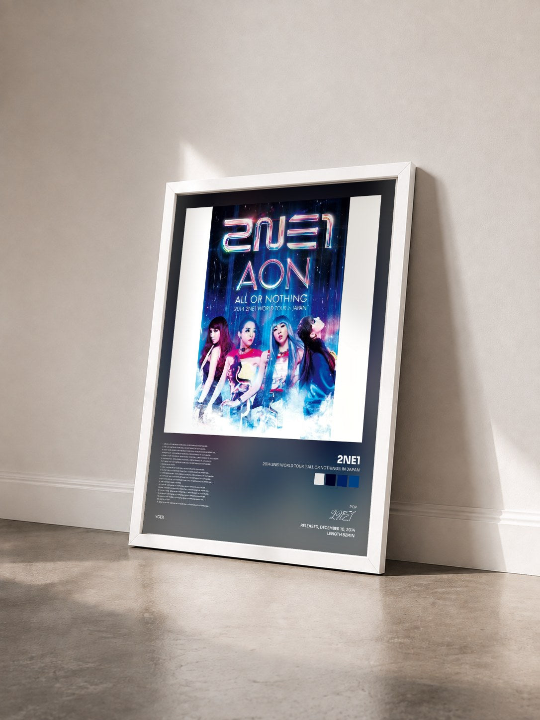 #blanc Tableau de l'album 2014 2NE1 WORLD TOUR ～ALL OR NOTHING～ in JAPAN de 2NE1 vu de trois quarts, cadre blanc