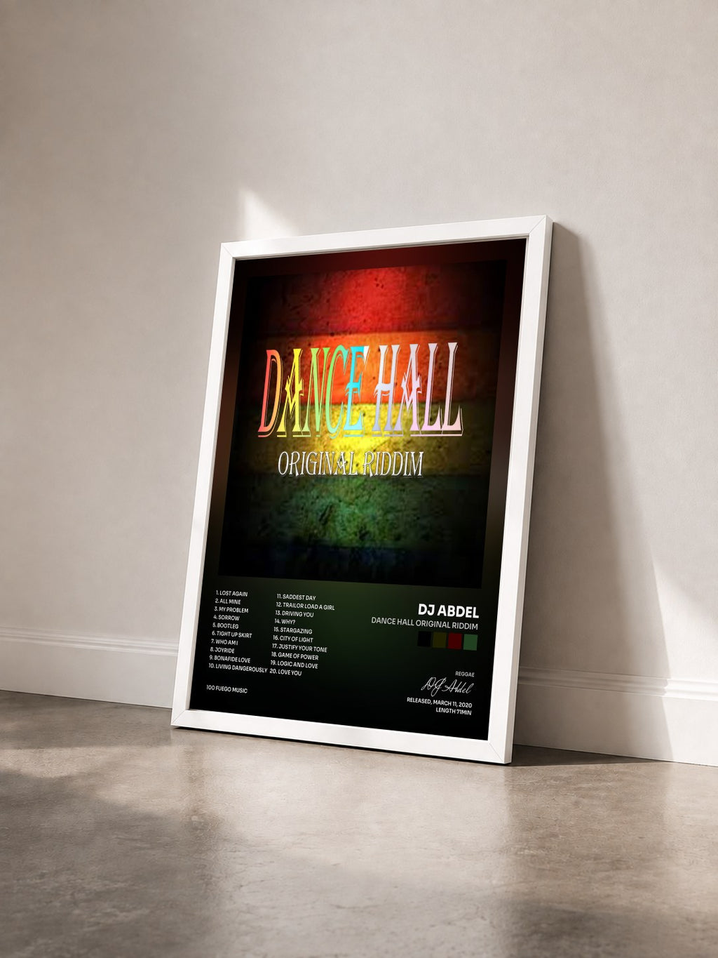 #blanc Dance Hall Original Riddim di DJ Abdel in stampa incorniciata vista di tre quarti, cornice bianca