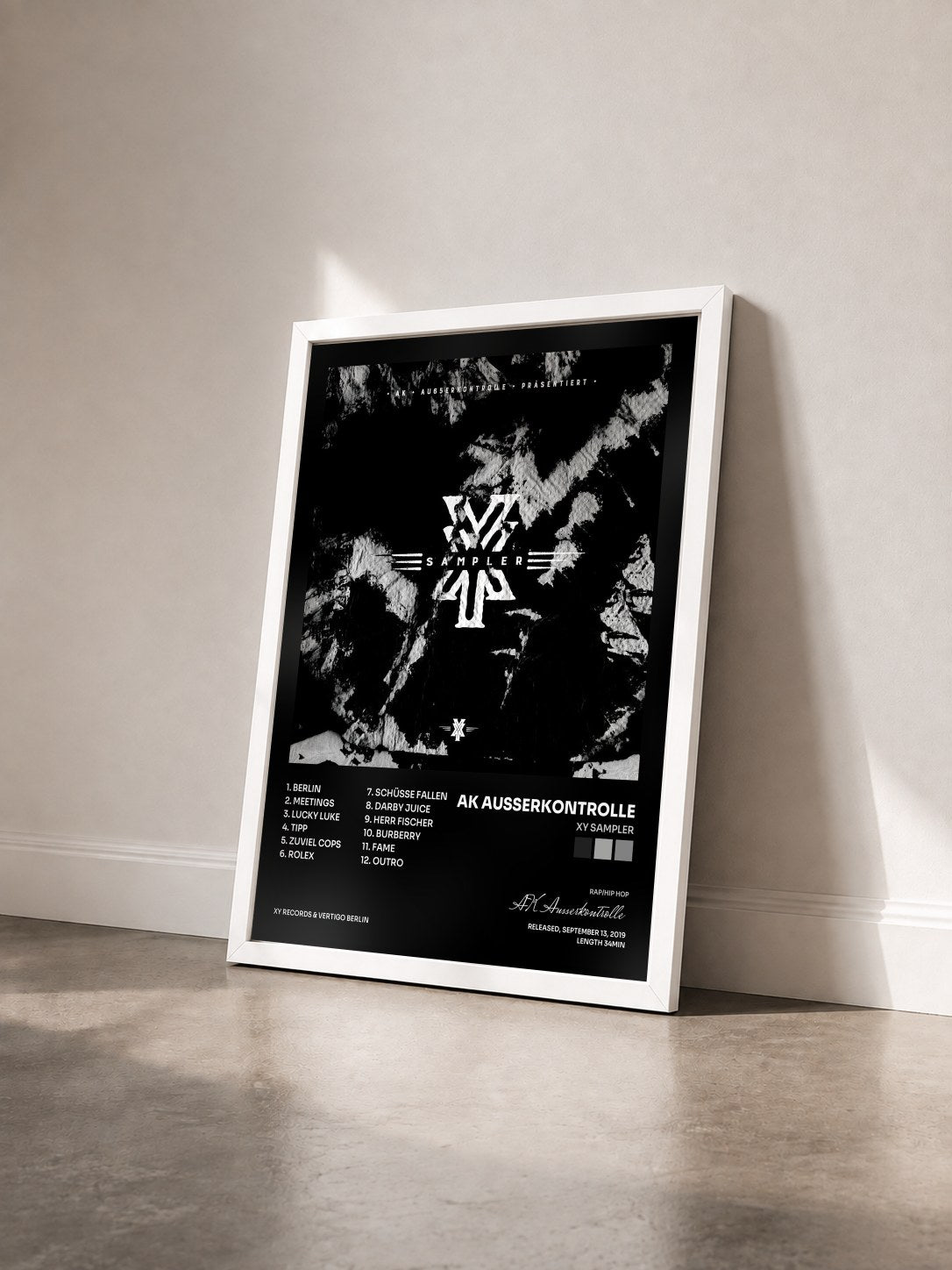 #blanc Tableau de l'album XY Sampler de AK Ausserkontrolle vu de trois quarts, cadre blanc