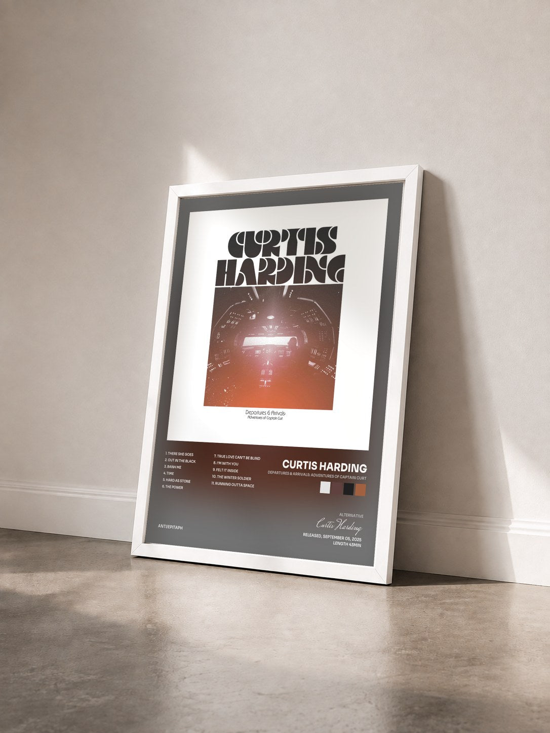 #blanc Tableau de l'album Departures & Arrivals: Adventures of Captain Curt de Curtis Harding vu de trois quarts, cadre blanc