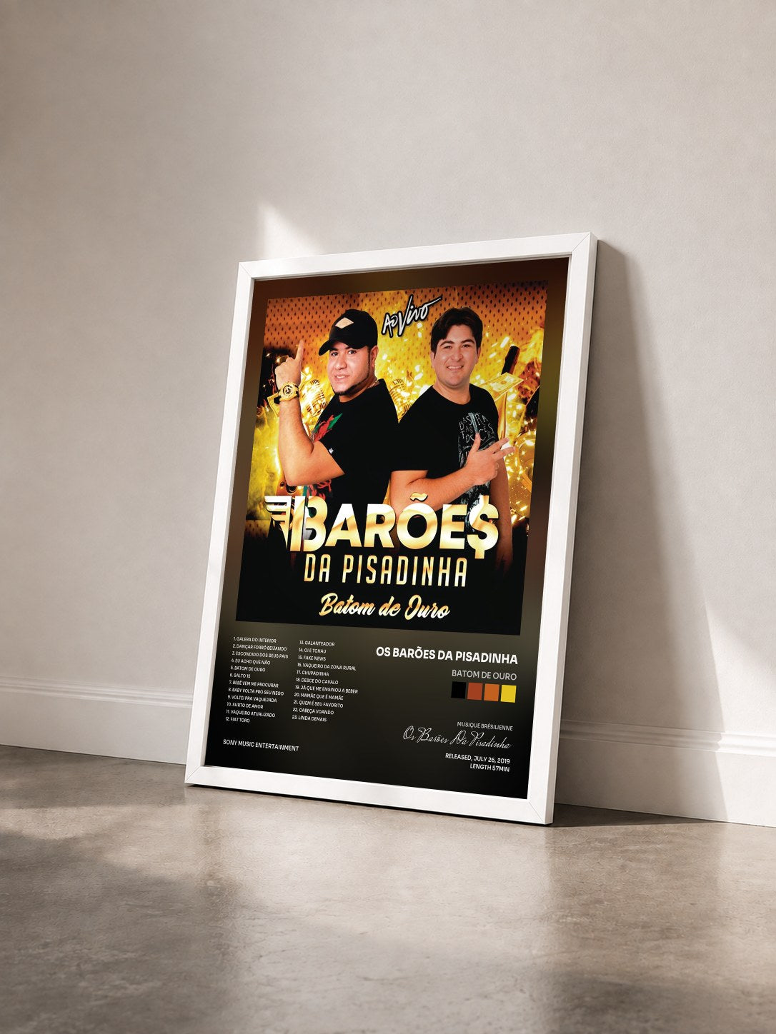#blanc Tableau de l'album Batom de Ouro de Os Barões Da Pisadinha vu de trois quarts, cadre blanc