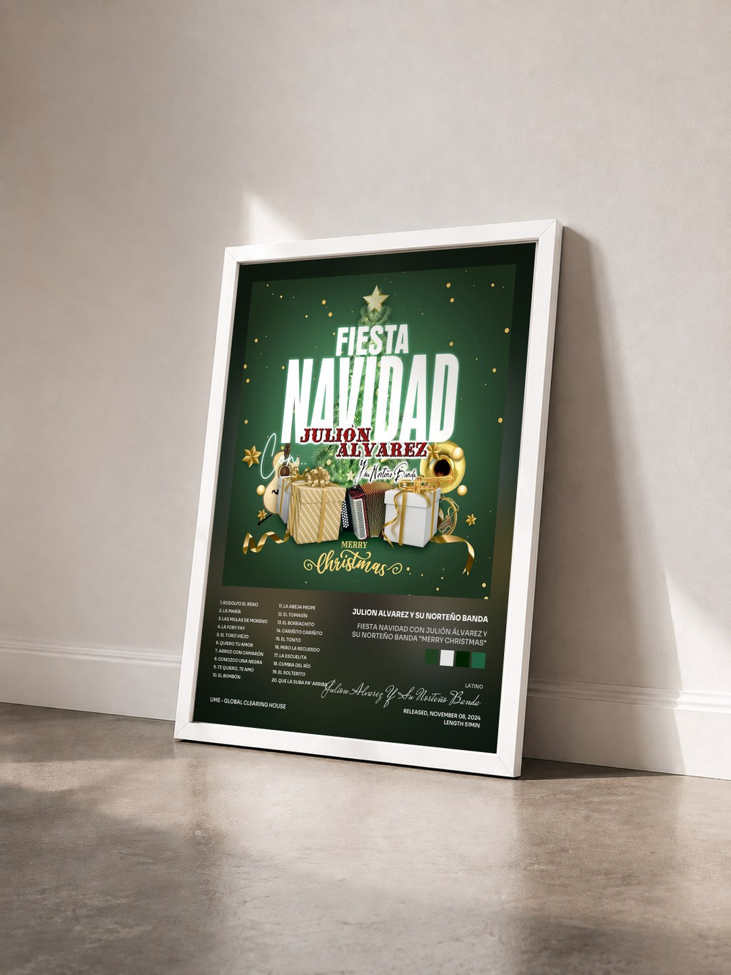 #blanc Fiesta Navidad Con Julión Álvarez Y Su Norteño Banda "Merry Christmas" von Julion Alvarez Y Su Norteño Banda als gerahmter Kunstdruck von schräg gesehen, weißer Rahmen