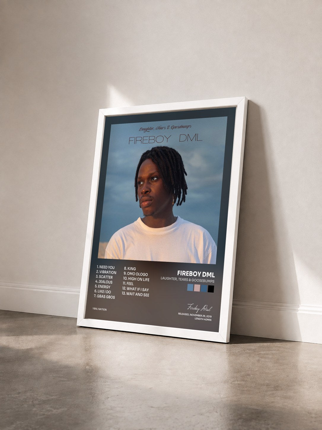 #blanc Tableau de l'album Laughter, Tears & Goosebumps de Fireboy Dml vu de trois quarts, cadre blanc
