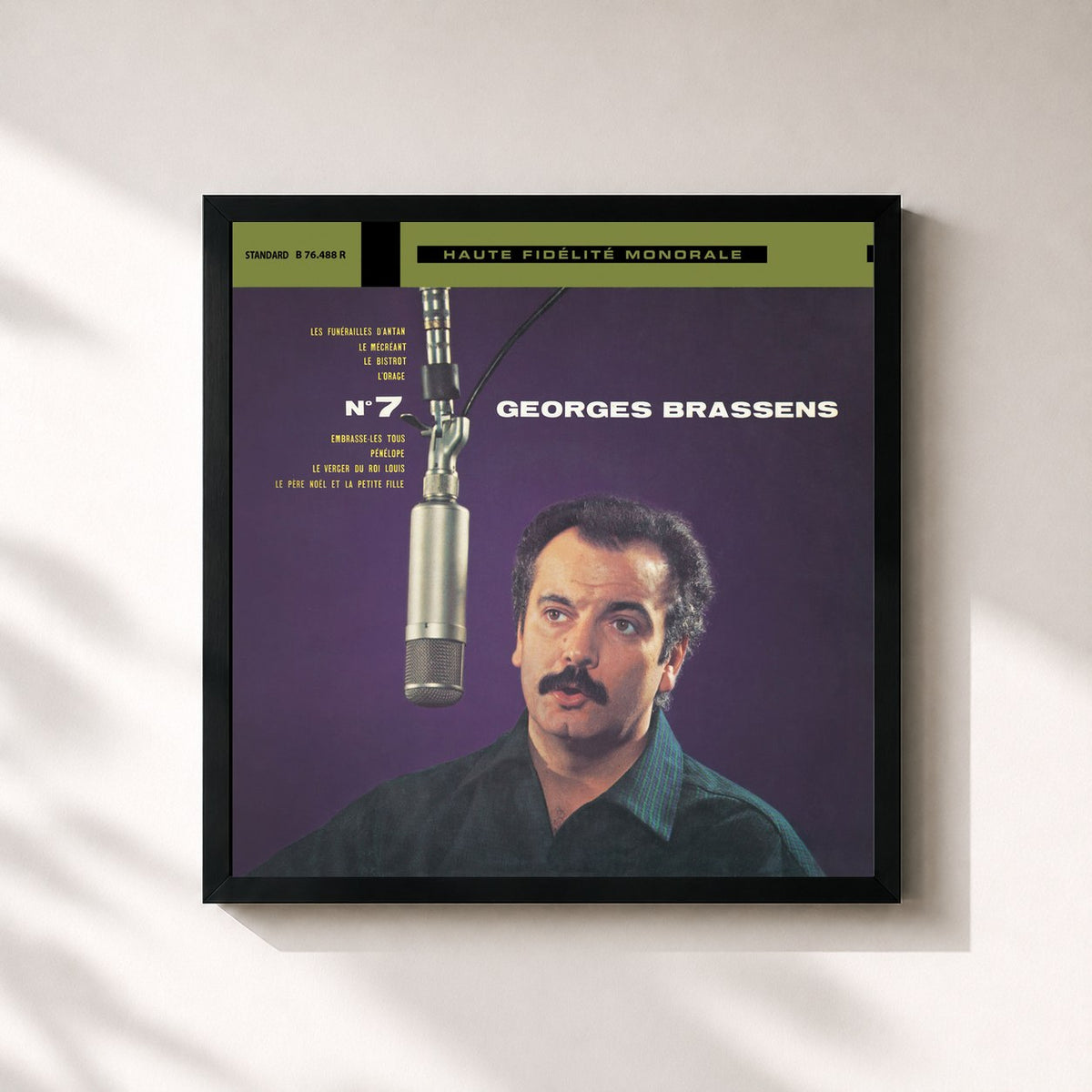 #noir Tableau carré de l'album Georges Brassens et sa guitare N°7 de Georges Brassens, cadre noir 32x32 cm