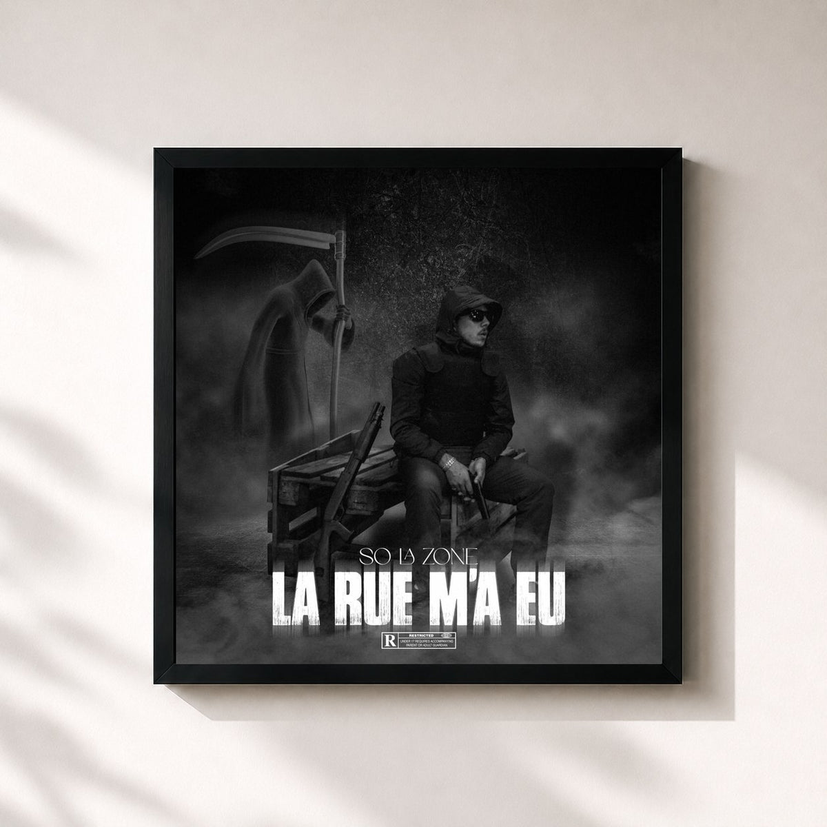 #noir La rue m'a eu de So La Zone en lámina cuadrada enmarcada, marco negro de 32x32 cm