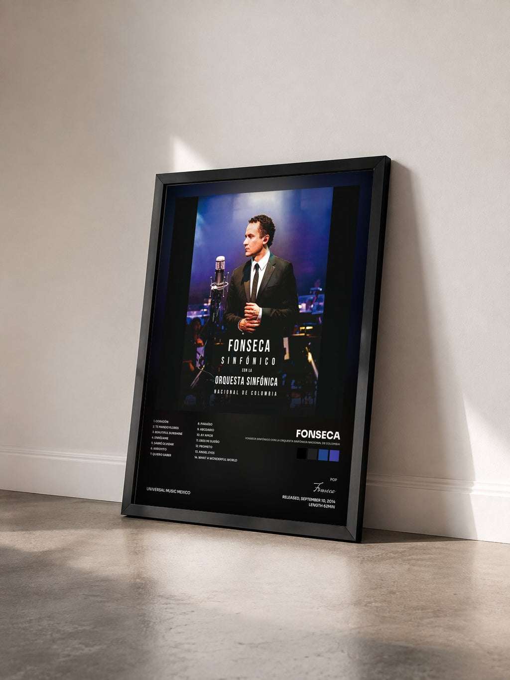 #noir Fonseca Sinfónico Con La Orquesta Sinfónica Nacional De Colombia von Fonseca als gerahmter Kunstdruck von schräg gesehen, schwarzer Rahmen