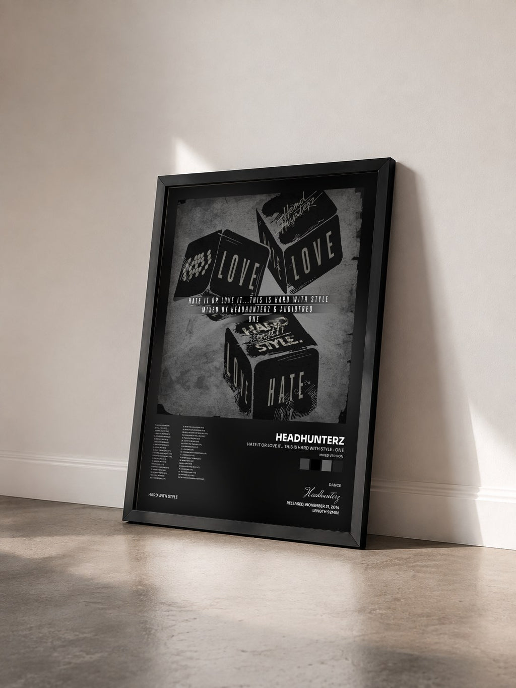 #noir Tableau de l'album Hate It Or Love It... This Is HARD with STYLE - One (Mixed Version) de Headhunterz vu de trois quarts, cadre noir