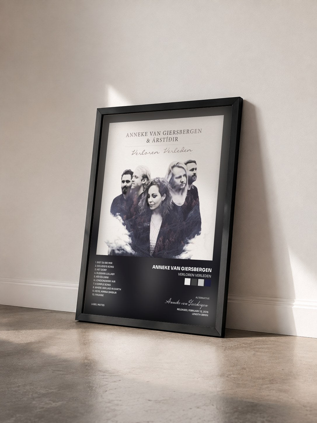 #noir Tableau de l'album Verloren Verleden de Anneke van Giersbergen vu de trois quarts, cadre noir