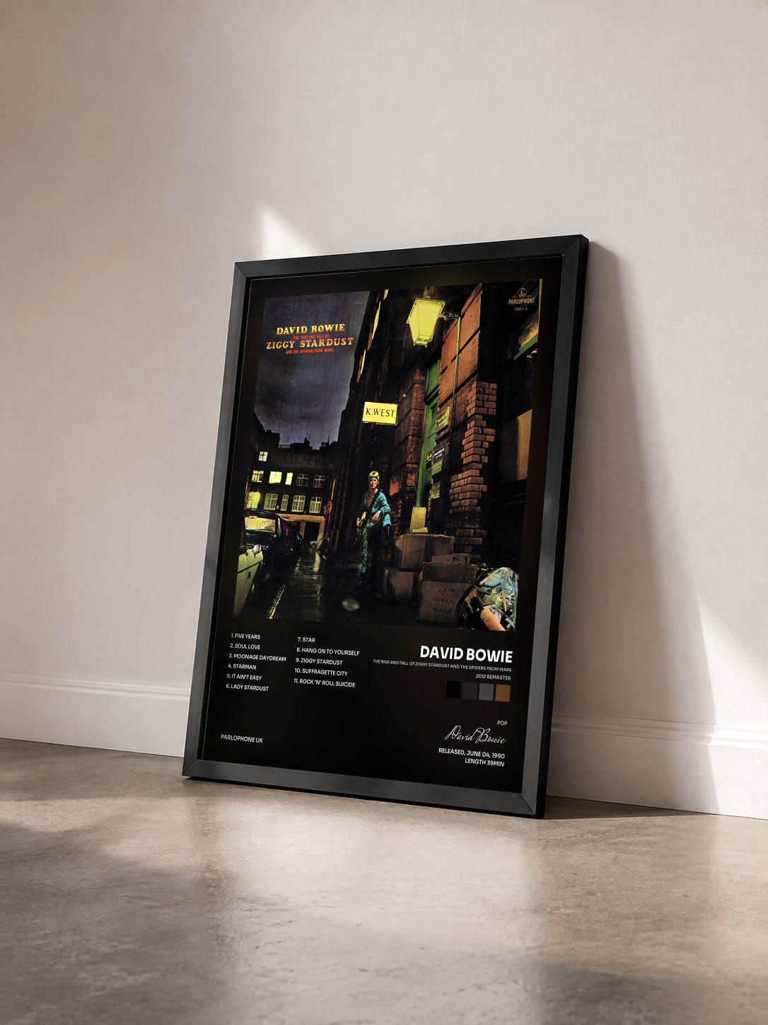 #noir Tableau de l'album The Rise and Fall of Ziggy Stardust and the Spiders from Mars (2012 Remaster) de David Bowie vu de trois quarts, cadre noir