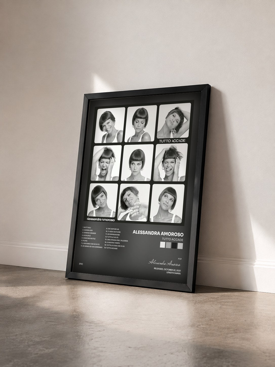 #noir Tableau de l'album Tutto accade de Alessandra Amoroso vu de trois quarts, cadre noir