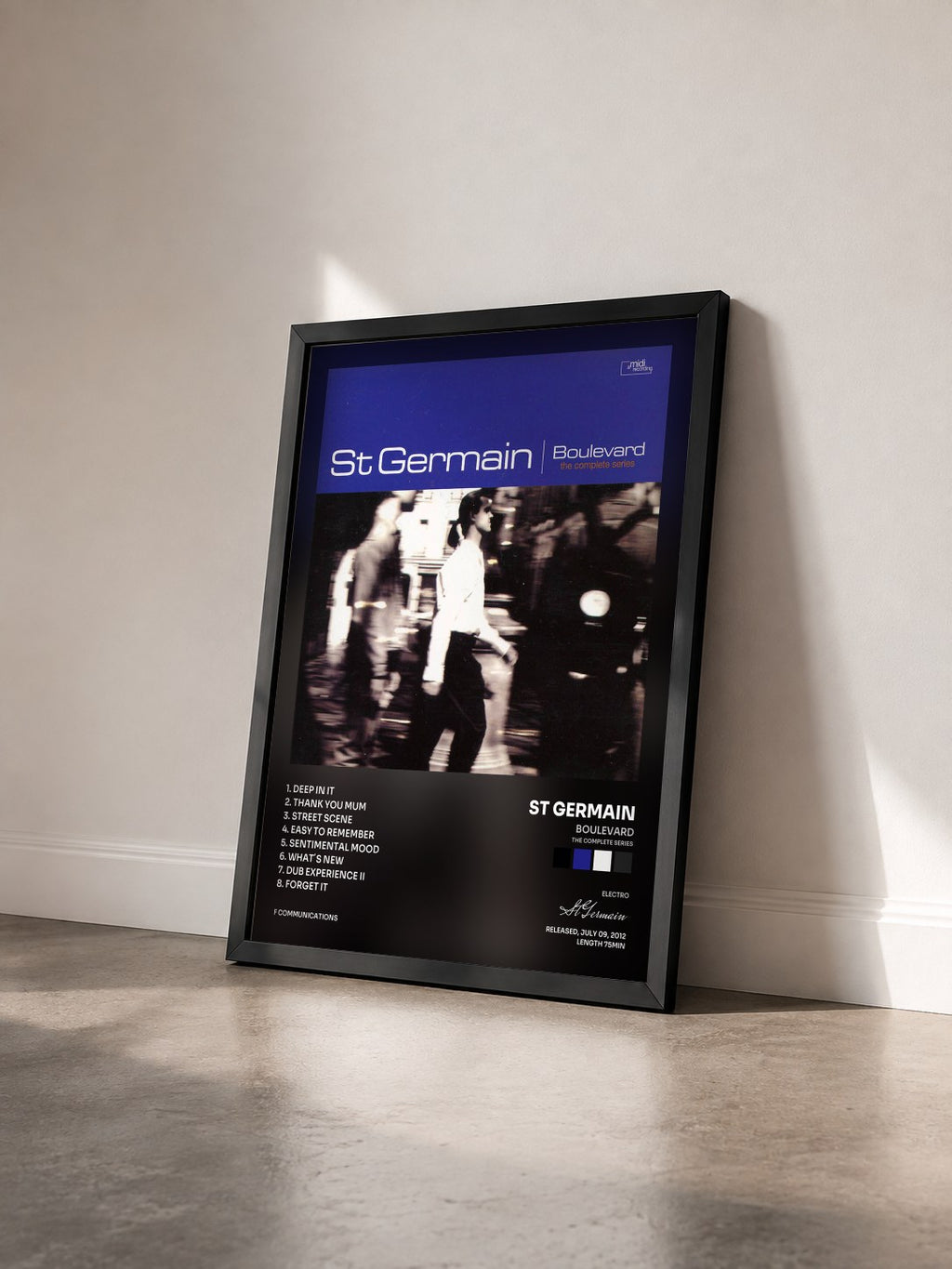 #noir Boulevard (The Complete Series) von St Germain als gerahmter Kunstdruck von schräg gesehen, schwarzer Rahmen