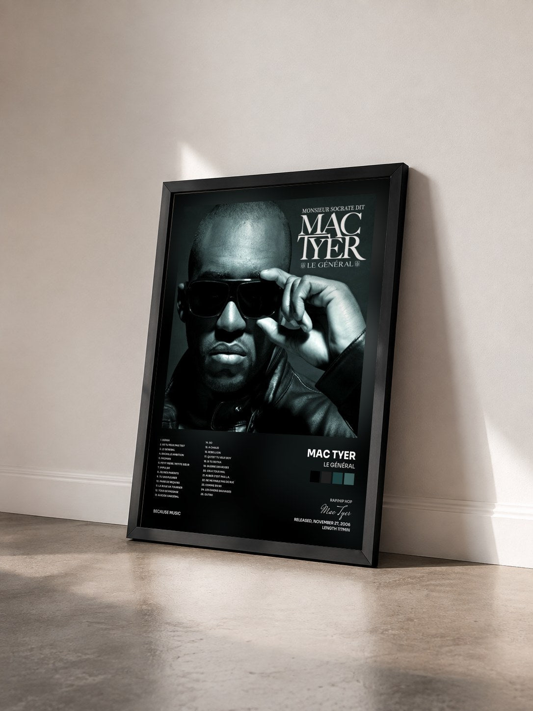 #noir Le Général von Mac Tyer als gerahmter Kunstdruck von schräg gesehen, schwarzer Rahmen