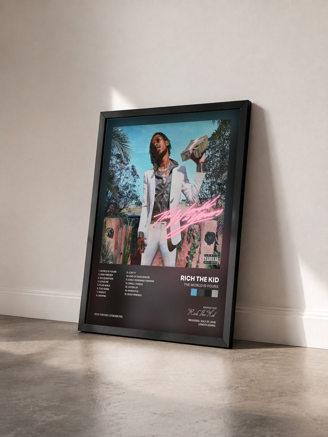#noir Tableau de l'album The World Is Yours de Rich The Kid vu de trois quarts, cadre noir