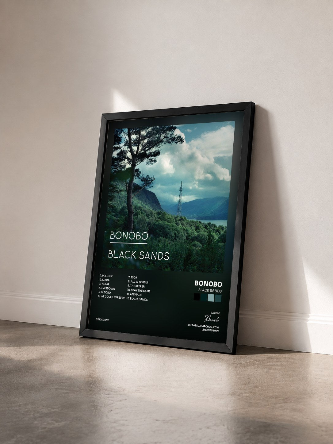 #noir Black Sands de Bonobo en lámina enmarcada vista de tres cuartos, marco negro