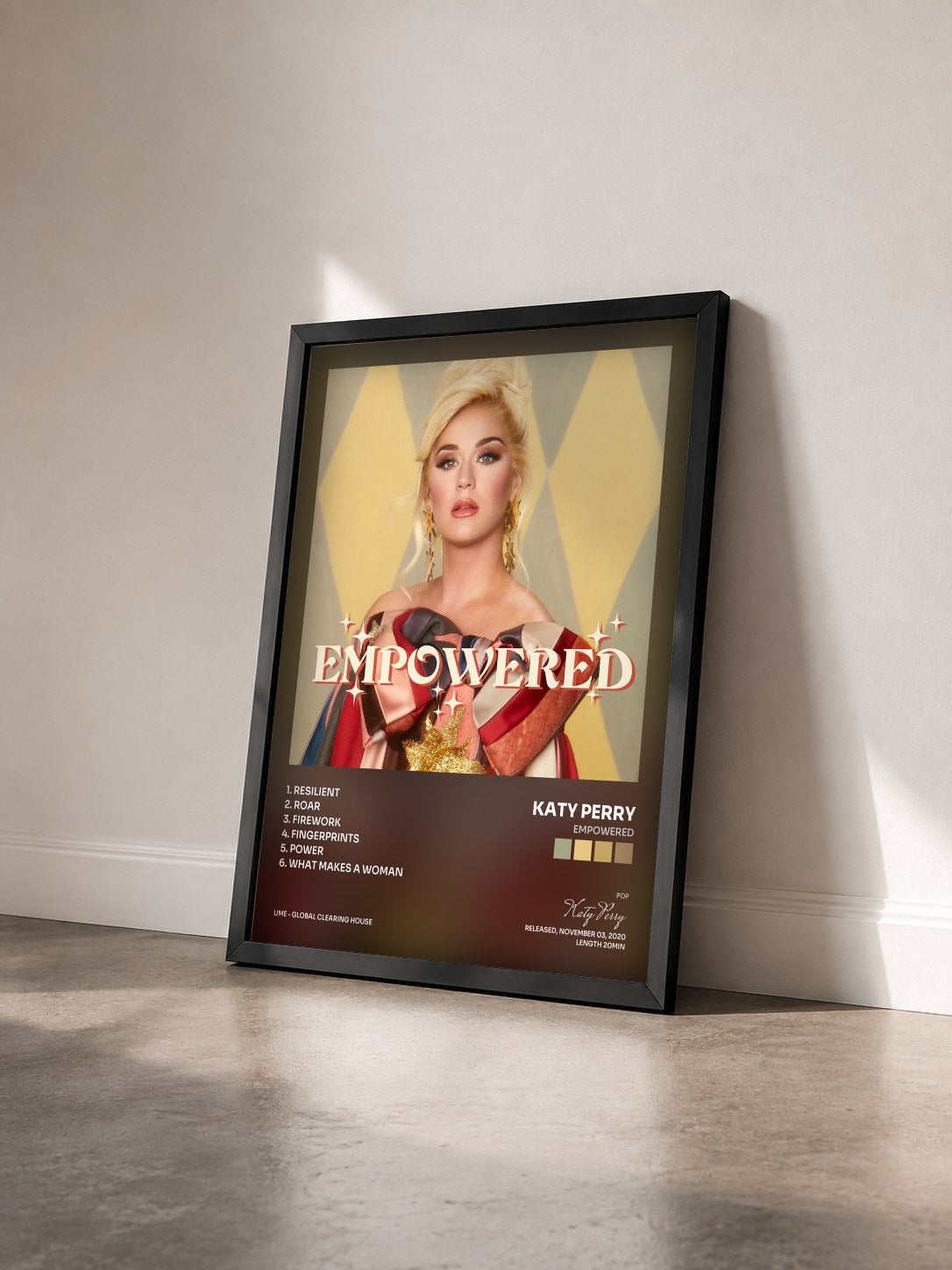 #noir Tableau de l'album Empowered de Katy Perry vu de trois quarts, cadre noir